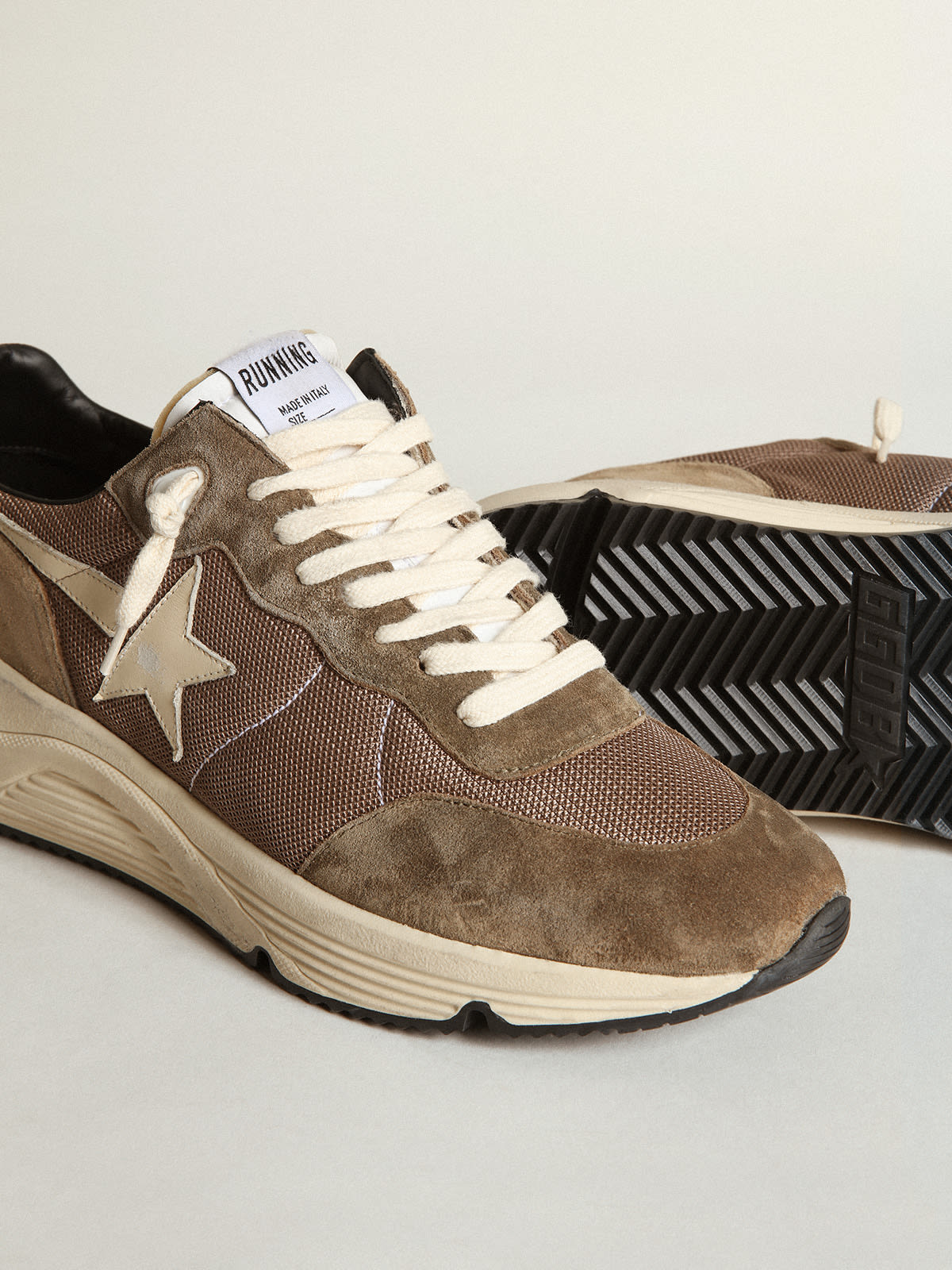 Sneaker Running Sole in rete e pelle color verde oliva con stella e talloncino in pelle color crema