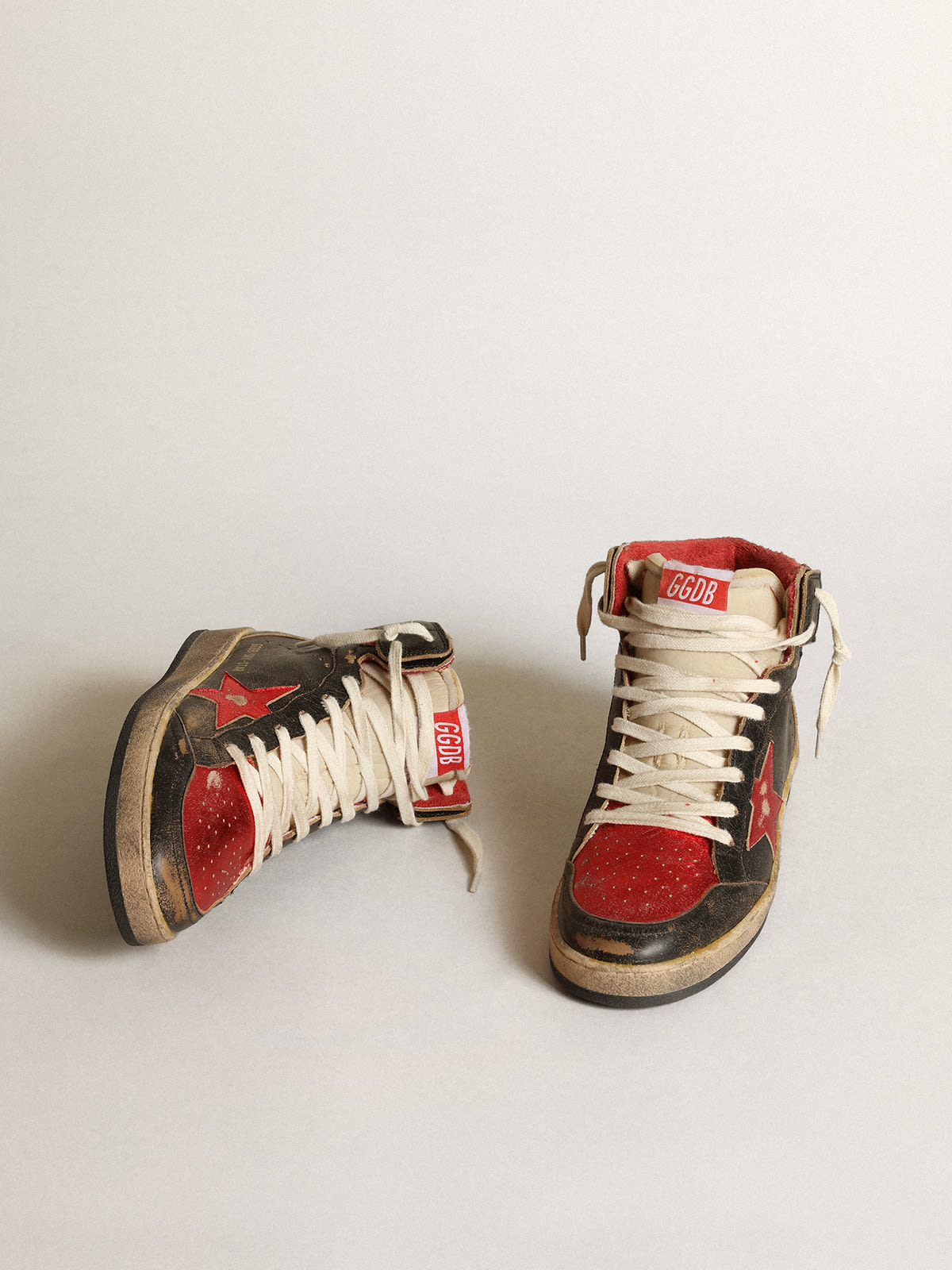 Sneaker Sky-Star Donna in pelle lucida nera con stella in pelle laminata rossa