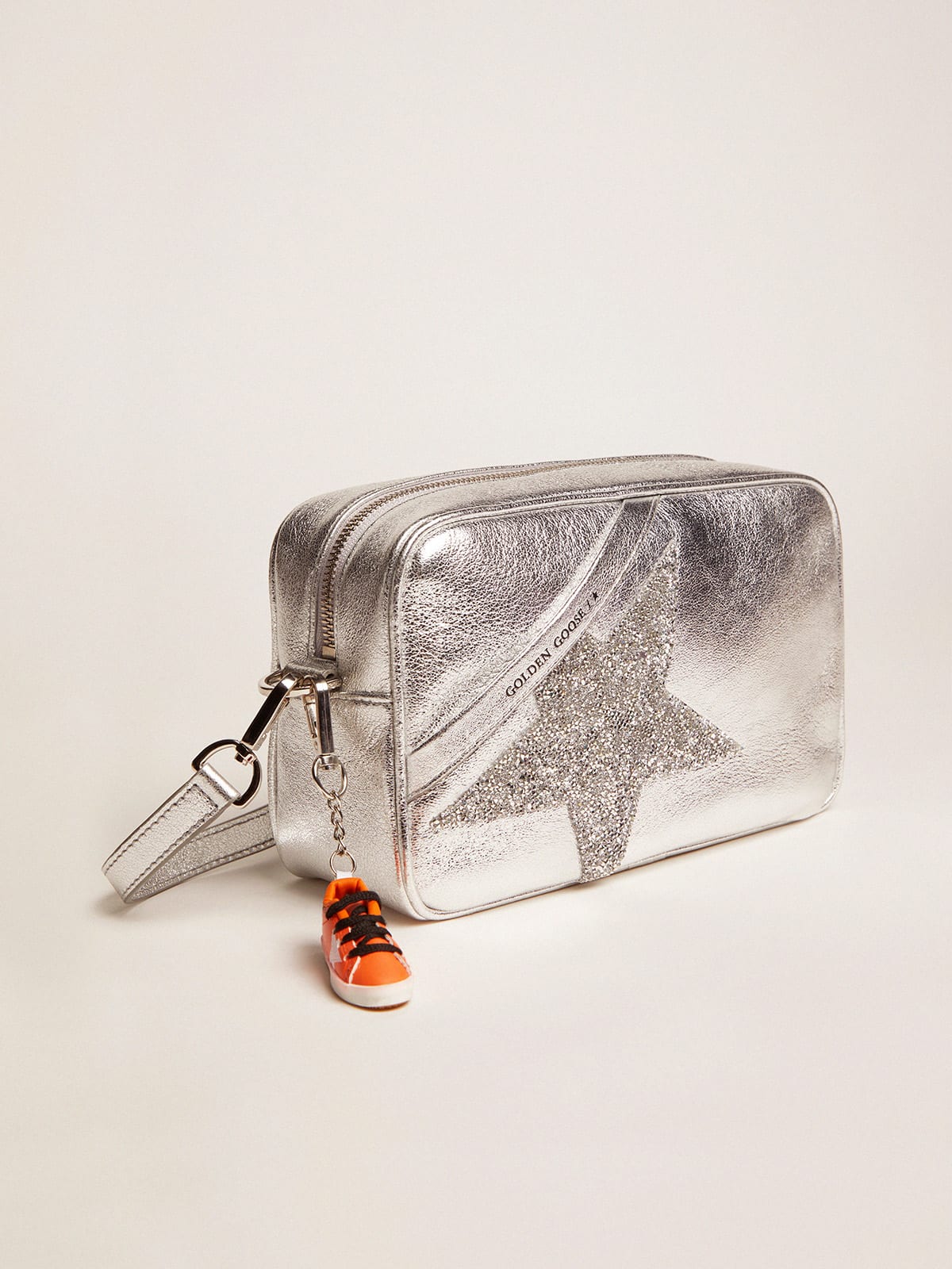 Borsa Star Bag argentata in pelle laminata con stella Swarovski
