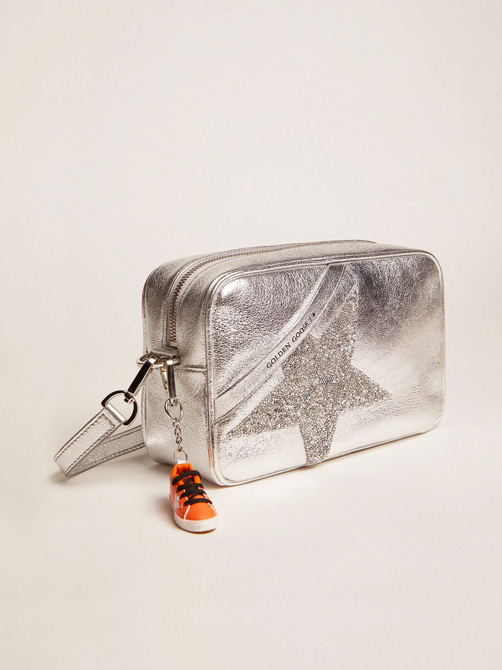 Borsa Star Bag argentata in pelle laminata con stella Swarovski