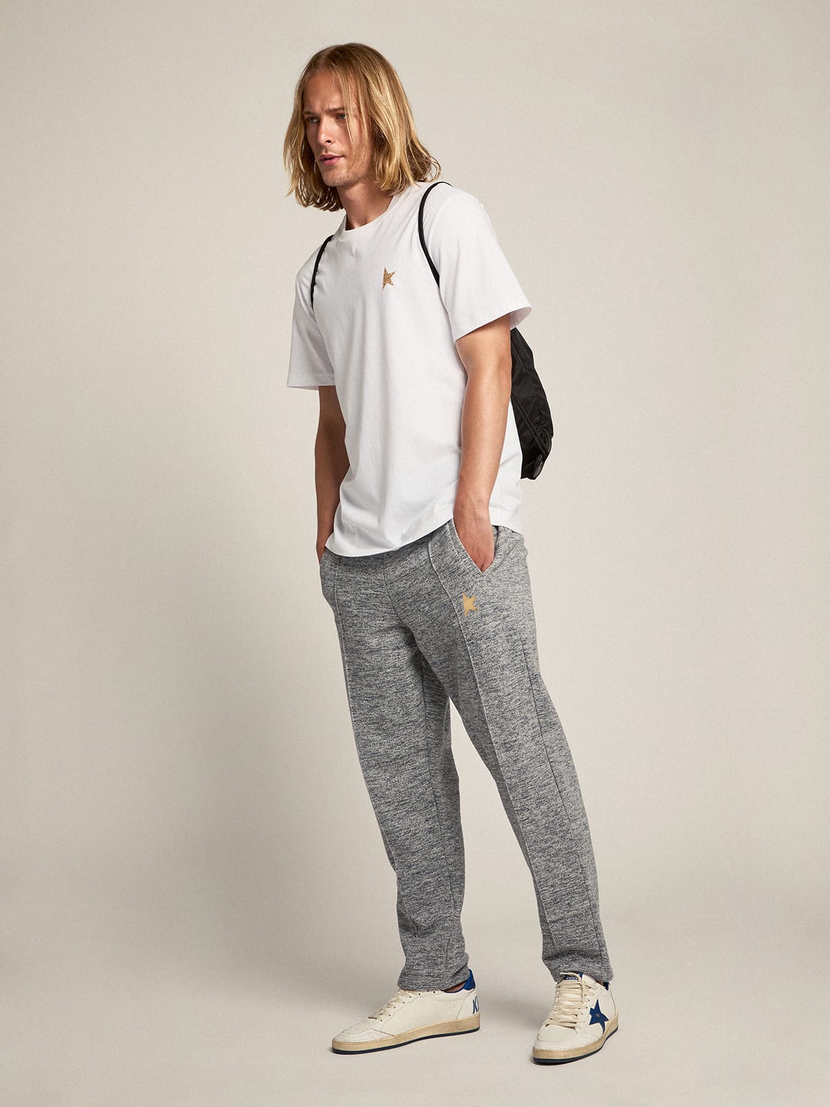 Pantalone jogging di colore grigio con stella dorata sul davanti