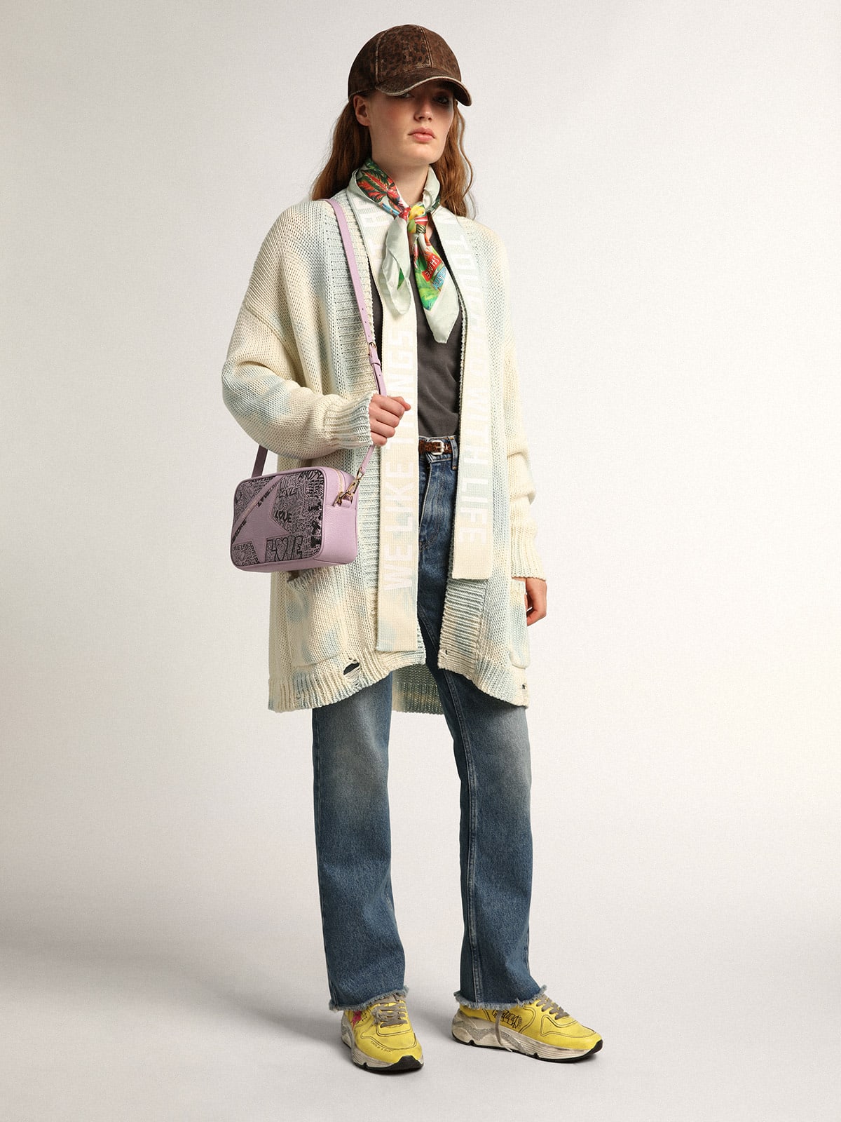 Borsa Star Bag in pelle martellata color lilla con stella in pelle ton sur ton e stampa graffiti all-over di colore nero