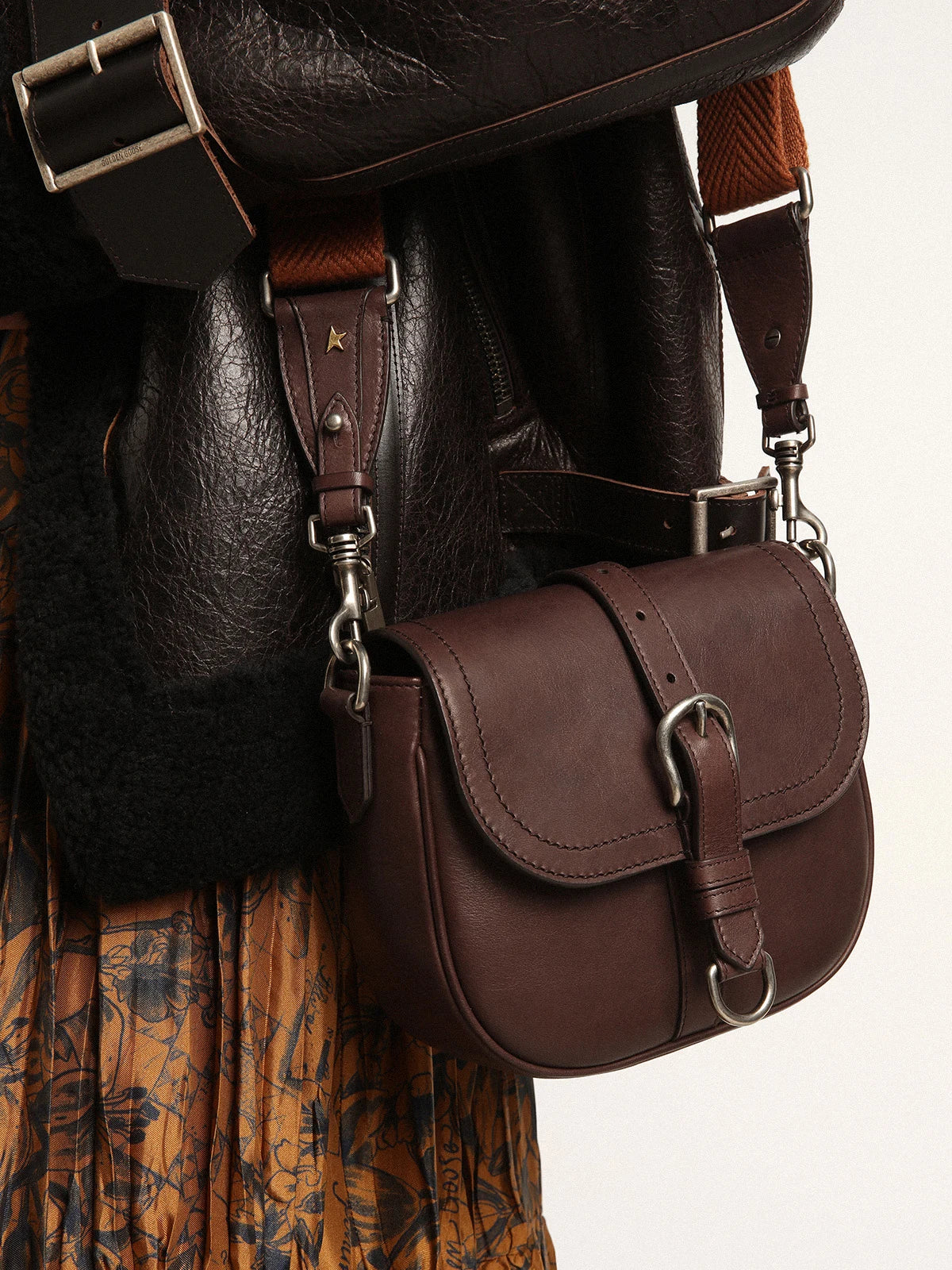 Borsa Sally Bag small in pelle color marrone scuro con fibbia e tracolla a contrasto