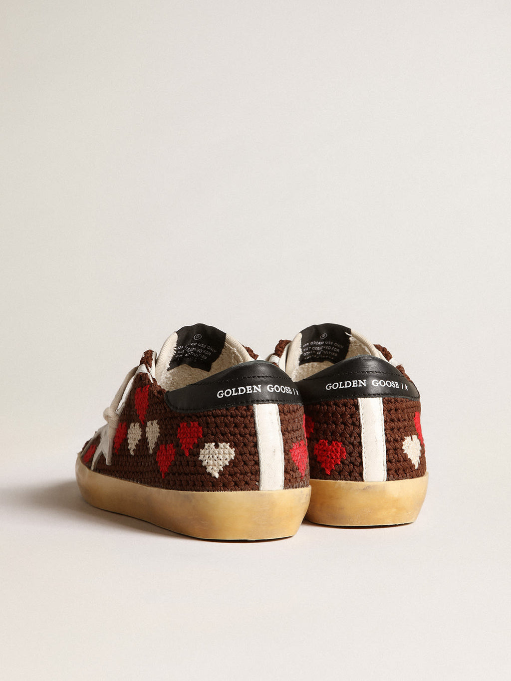 Super-Star crochet marrone con cuori ricamati e stella bianca
