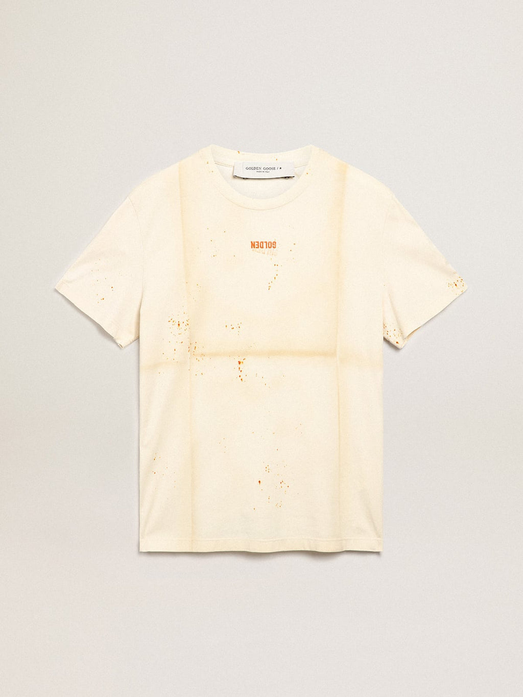 T-shirt Collezione Journey di colore bone white dall'effetto capo piegato con scritta Golden e spruzzature color ruggine
