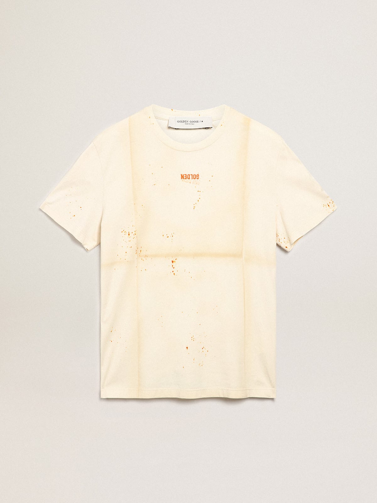 T-shirt Collezione Journey di colore bone white dall'effetto capo piegato con scritta Golden e spruzzature color ruggine