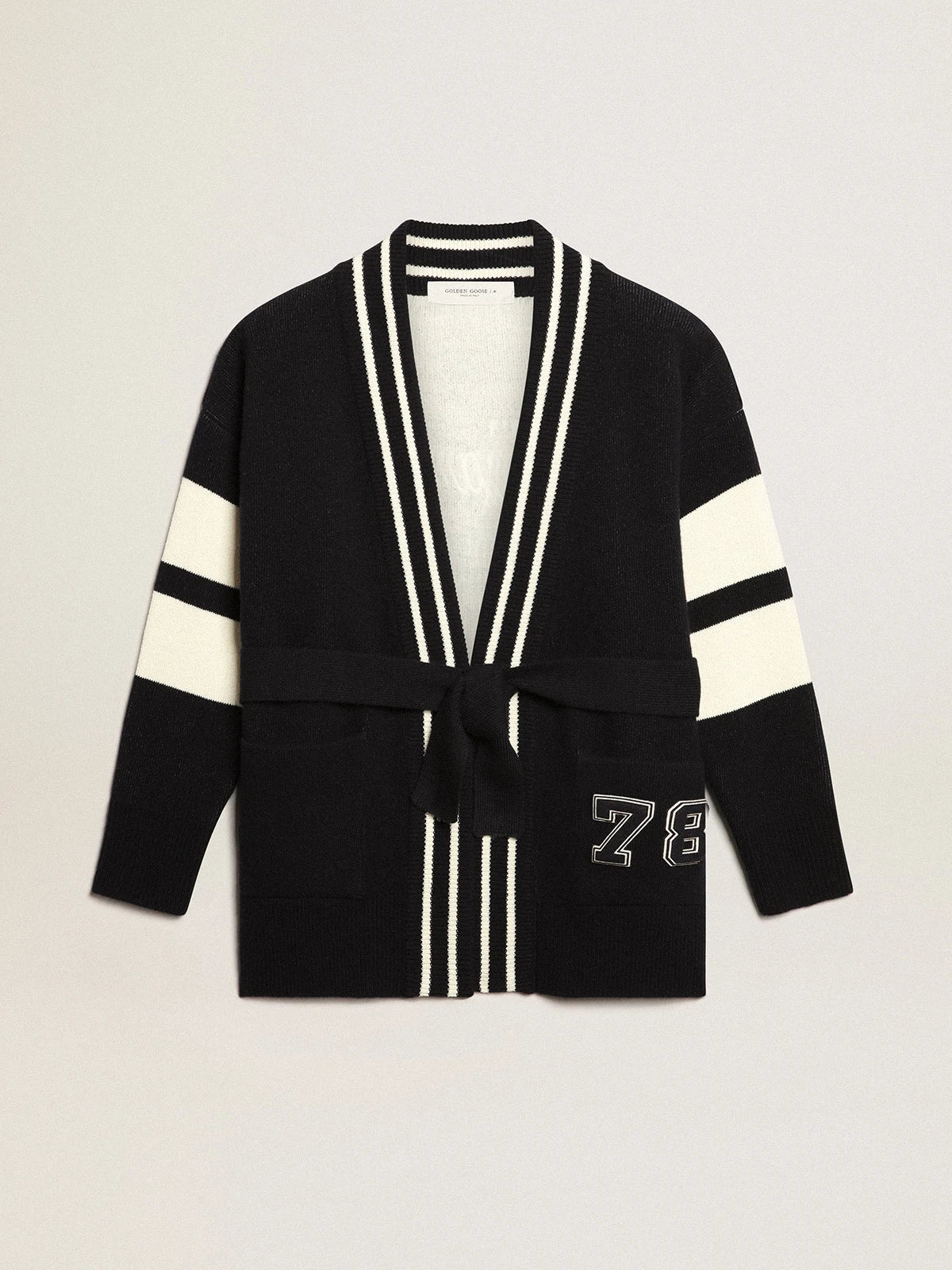 Cardigan Collezione Journey color blu con cintura in vita, profili a contrasto e scritta bianca sul retro