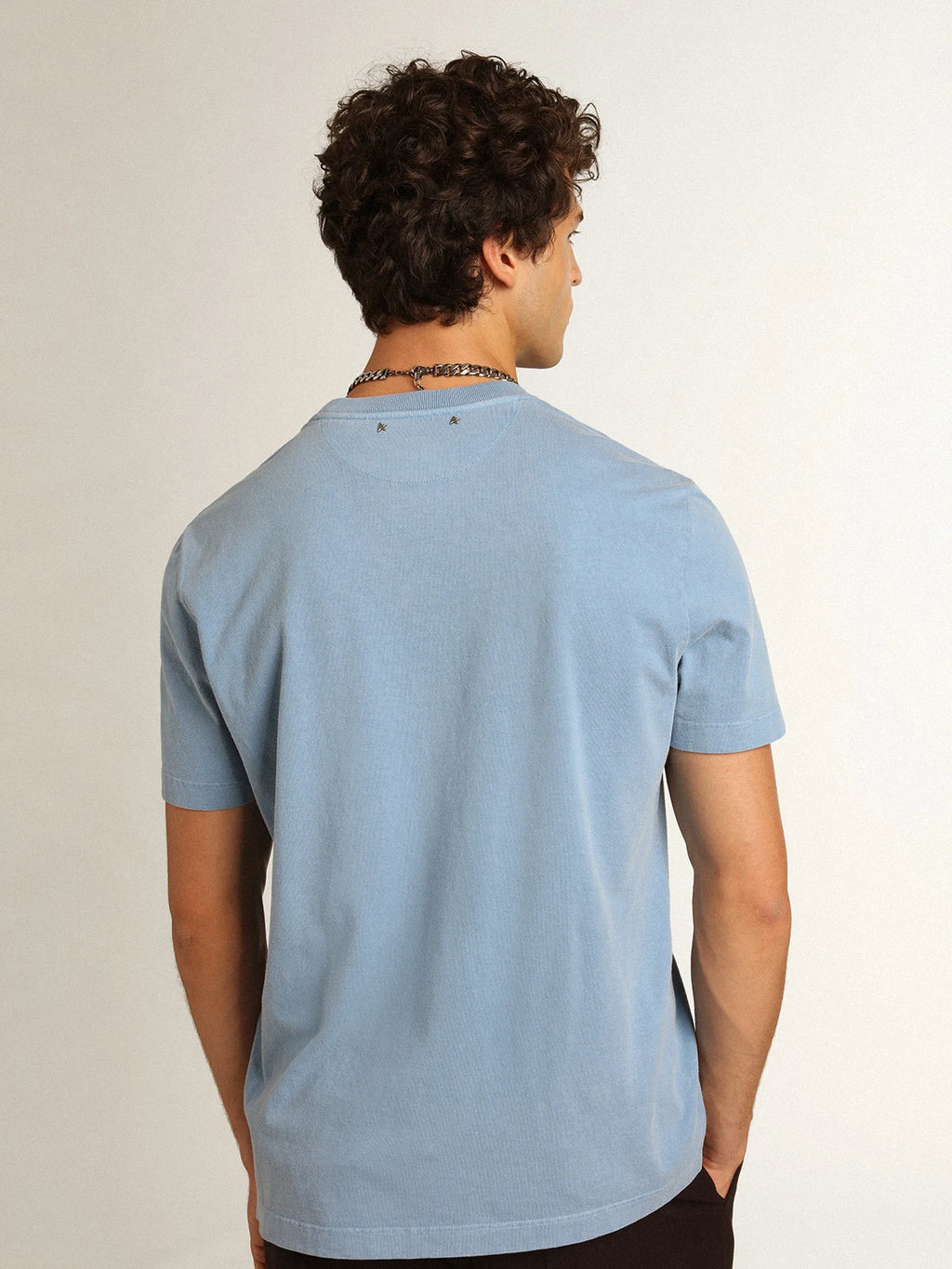 T-shirt Collezione Journey color blu harbor con stampa Golden Goose Mystery On The Golden Express nera a contrasto sul davanti
