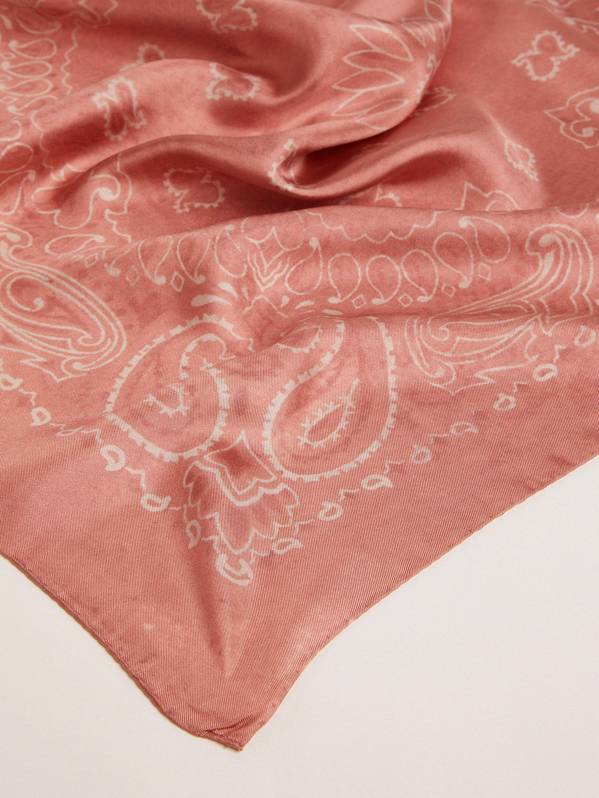 Foulard Collezione Golden di colore rosa antico con motivo paisley