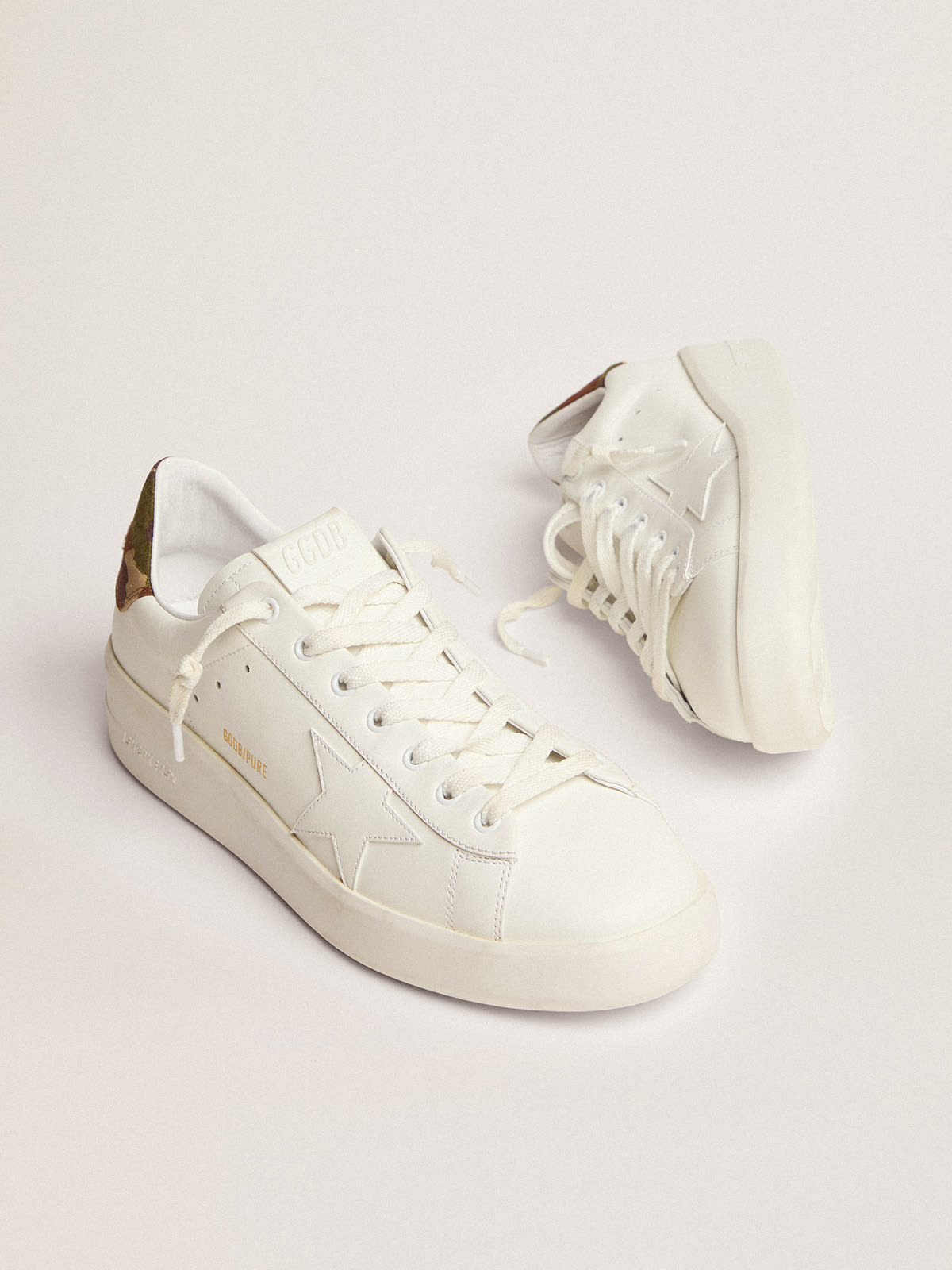 Sneaker Purestar in pelle bianca con stella ton sur ton e talloncino verde in tessuto ripstop con stampa camouflage