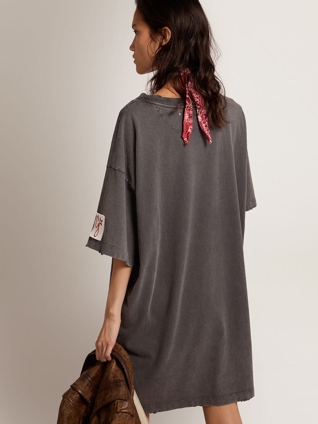 Vestito T-shirt Collezione Golden di colore grigio antracite dal trattamento distressed