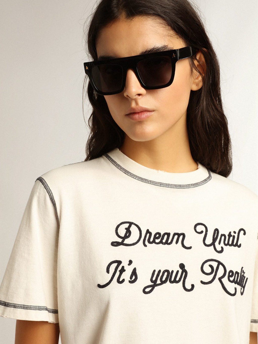T-shirt color bianco con scritta ricamata blu