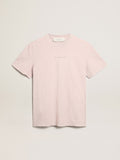 T-shirt uomo rosa pallido con scritta al centro
