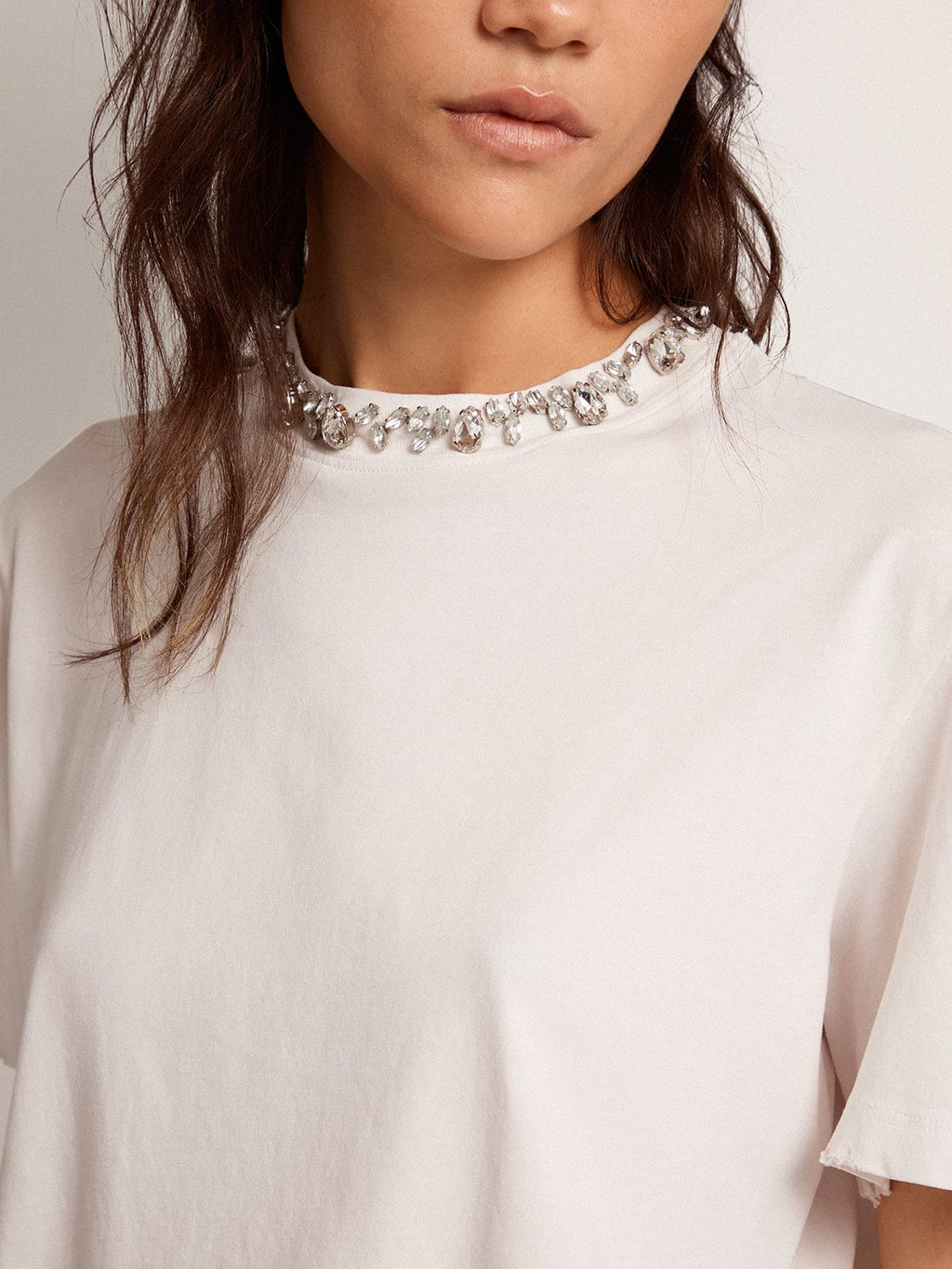 T-shirt Collezione Golden di colore bianco con cristalli cabochon