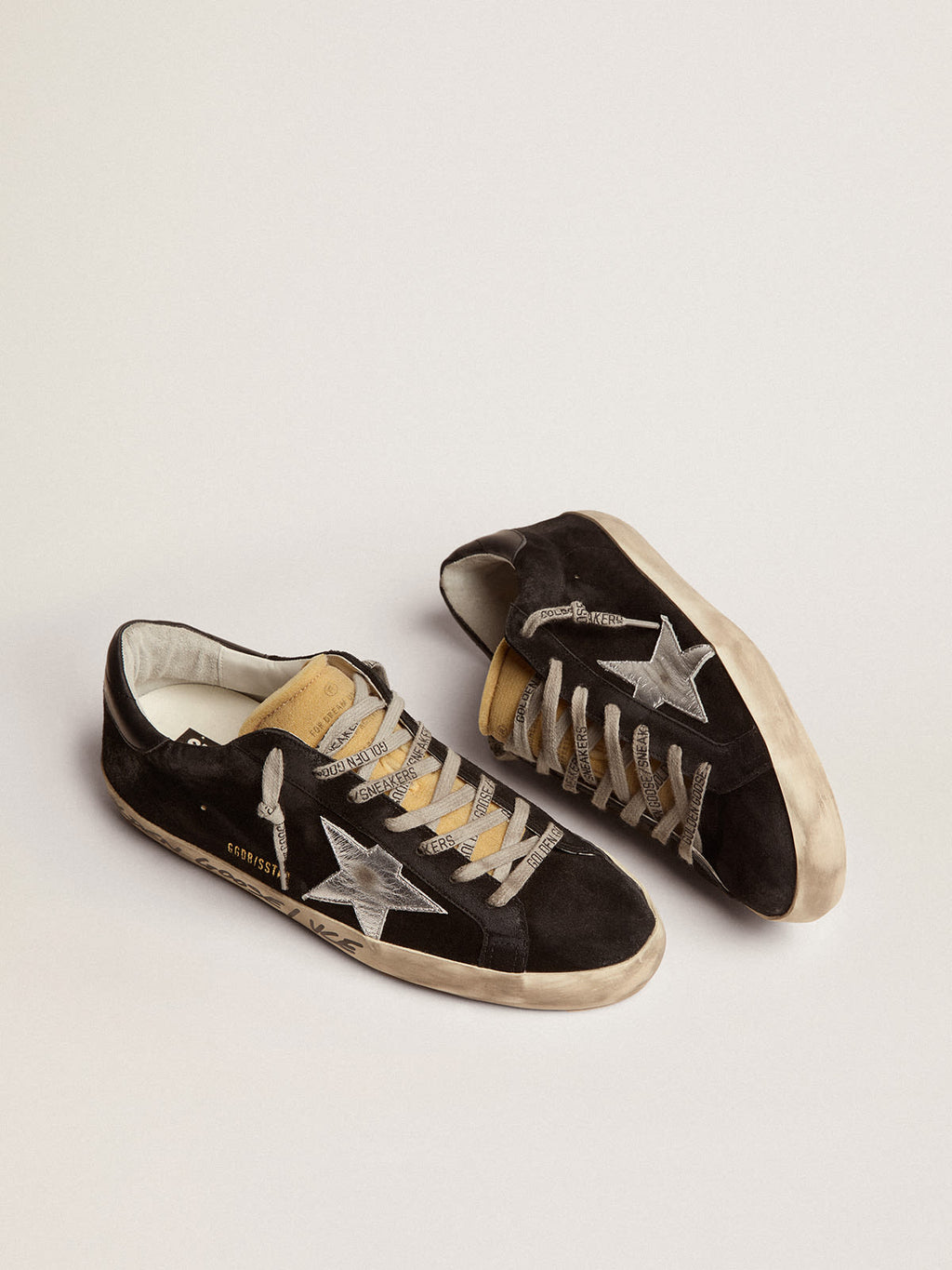 Super-Star in suede nero con stella in pelle laminata argento