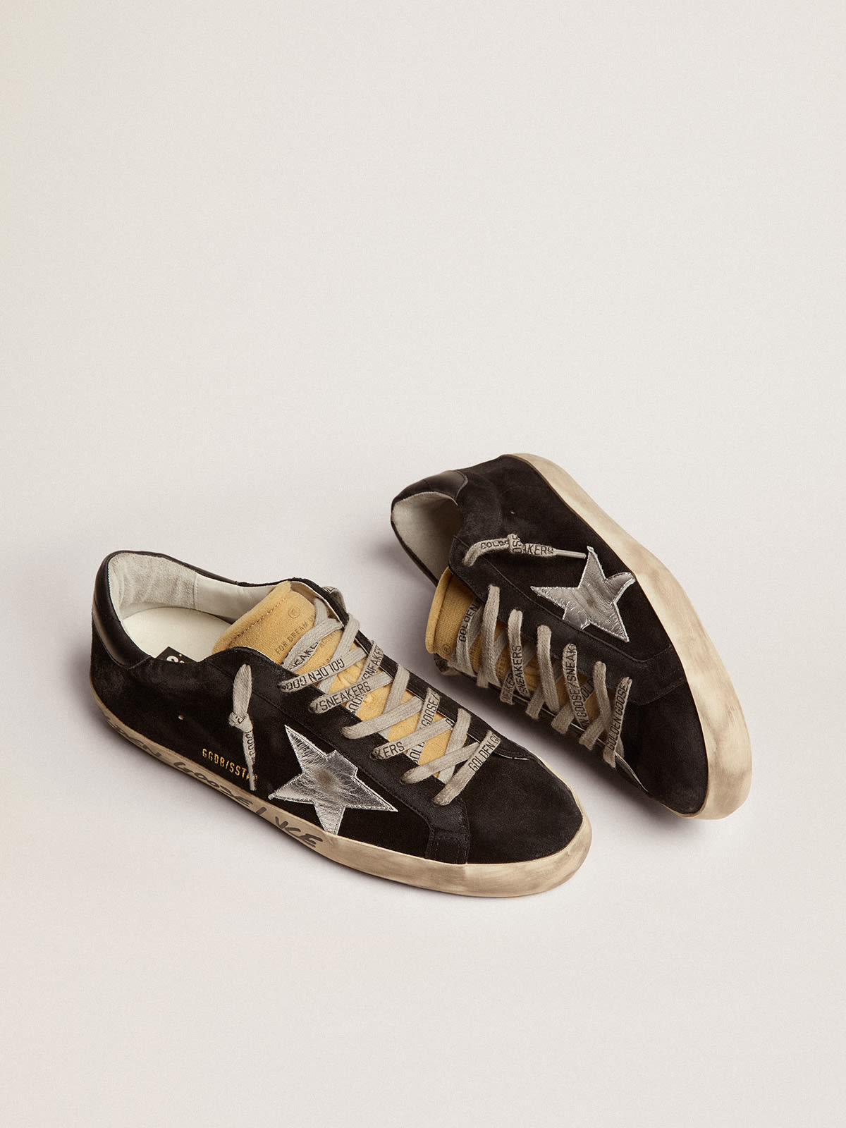Super-Star in suede nero con stella in pelle laminata argento