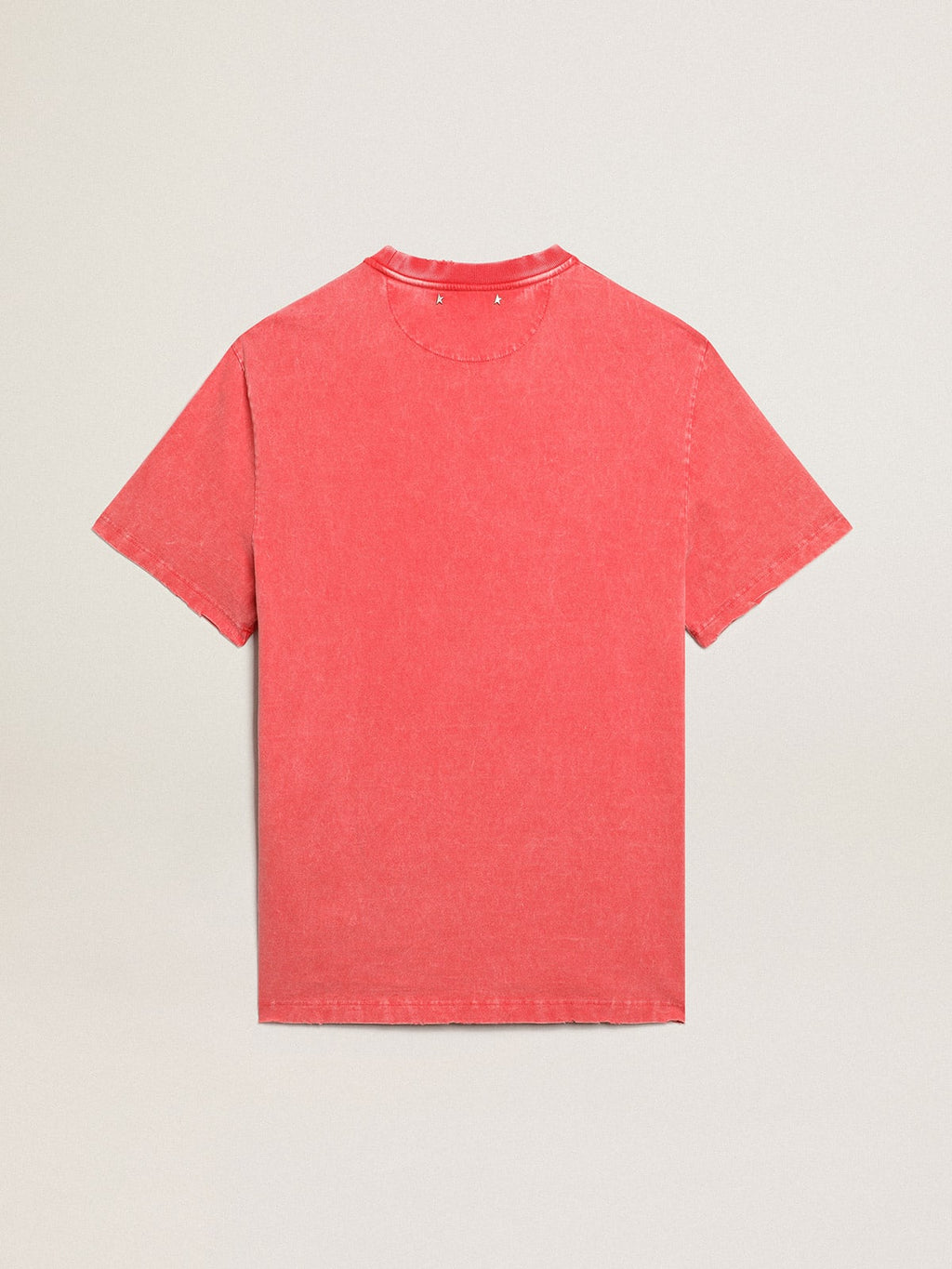 T-shirt color rosso con scritta stampata color ecrù