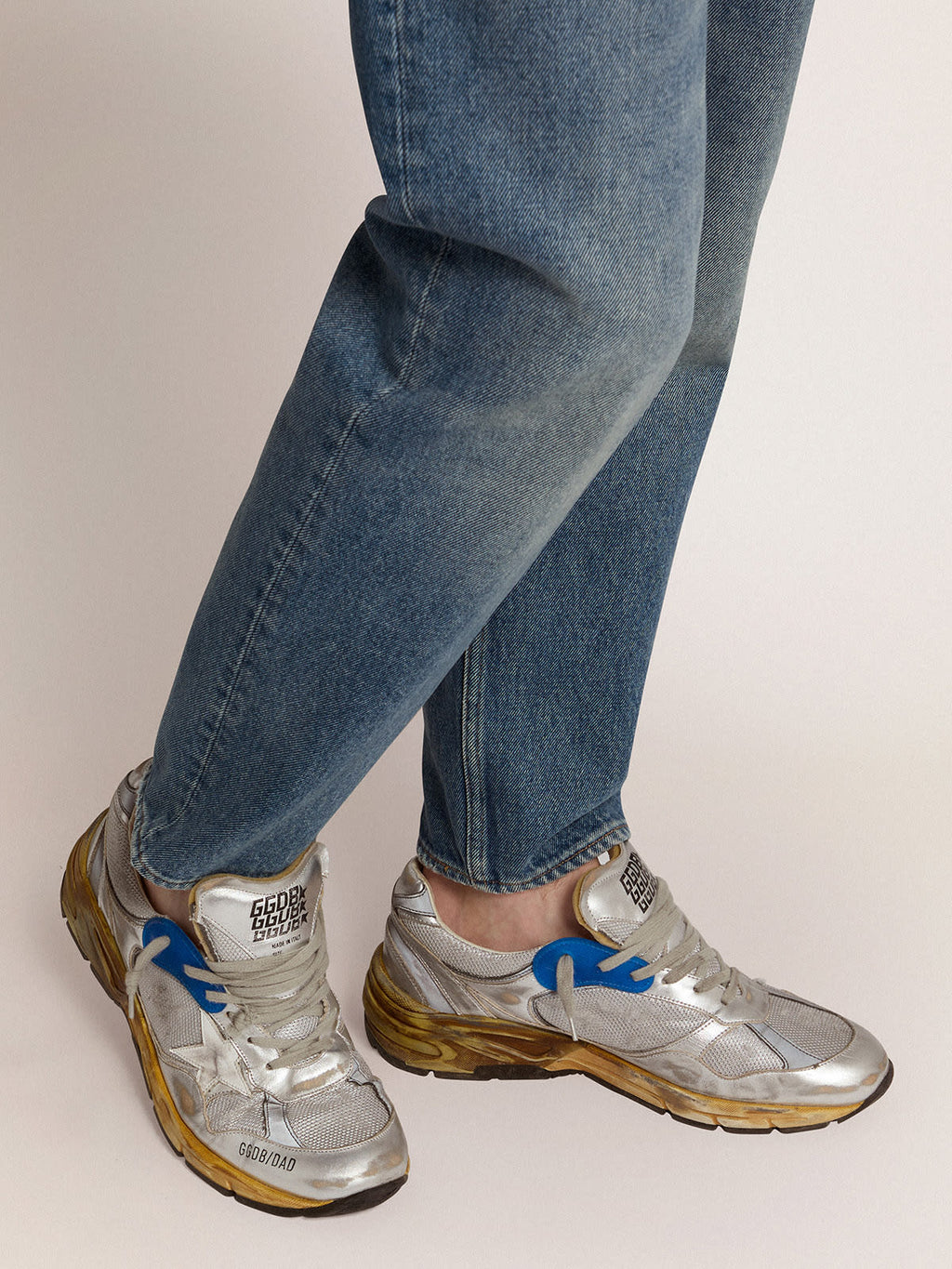 Sneaker Dad-Star color argento e finiture distressed