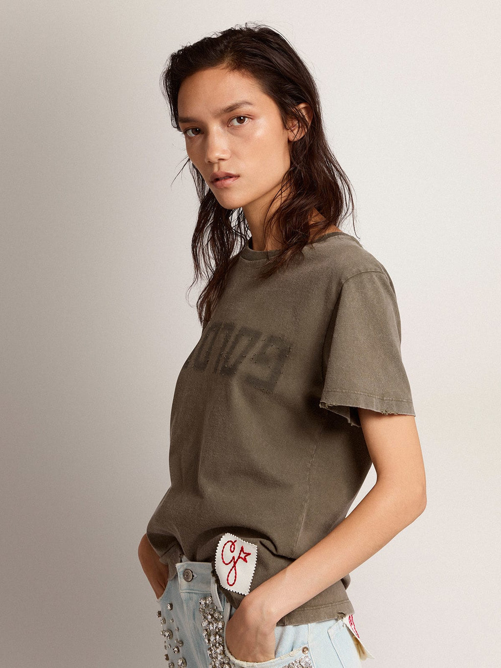 T-shirt color verde oliva dal fit regular con scritta Golden sul davanti