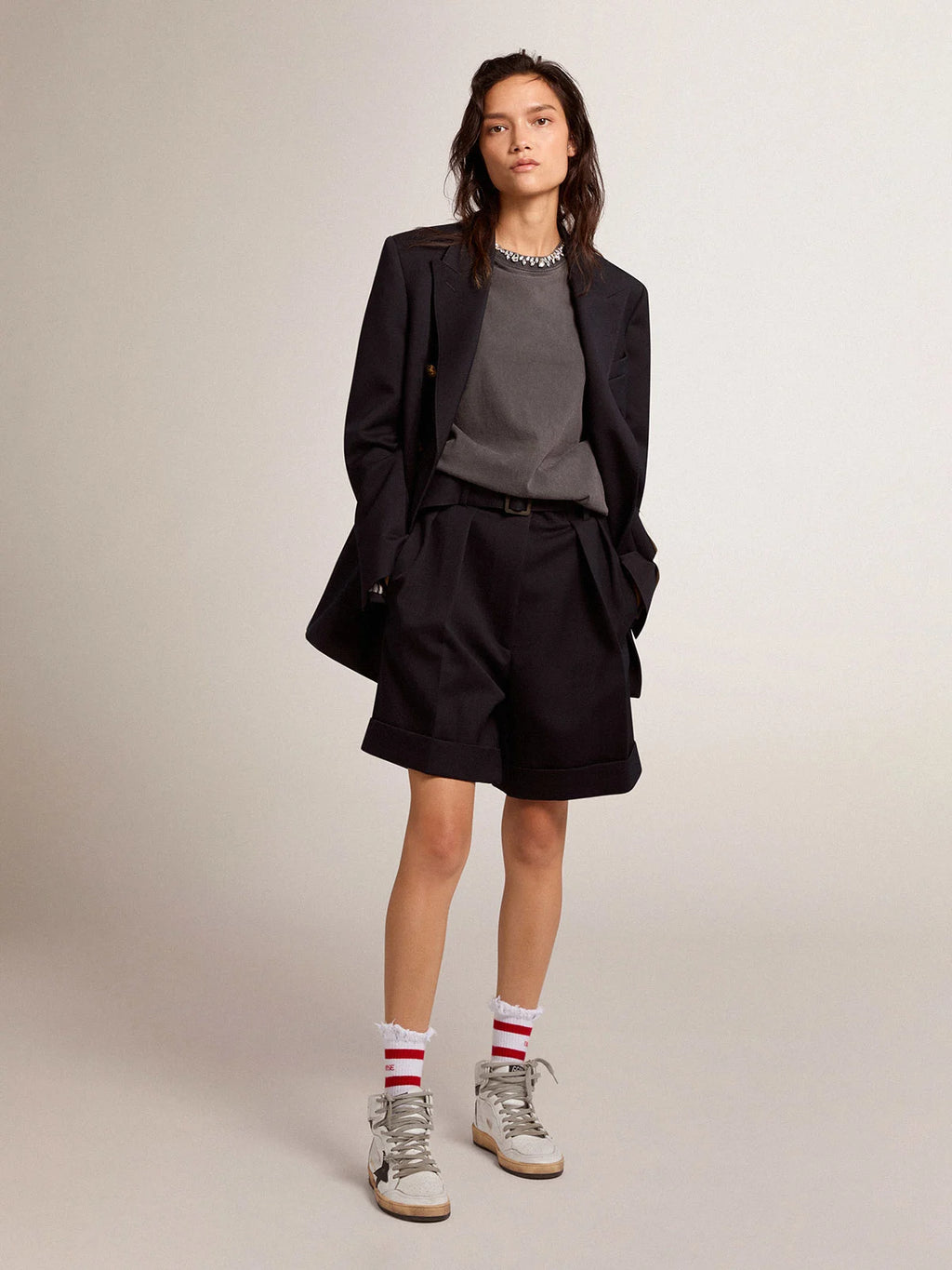 Shorts Collezione Golden in gabardine di lana nera con cintura in vita