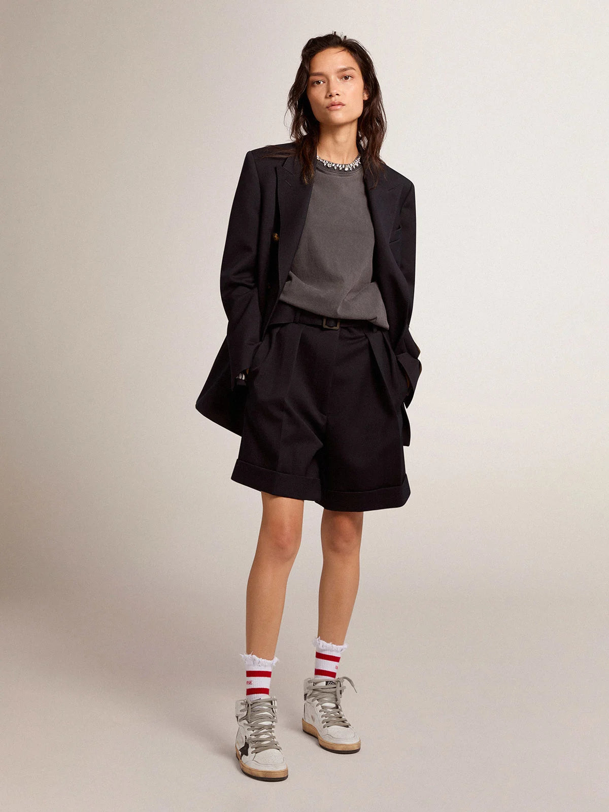 Shorts Collezione Golden in gabardine di lana nera con cintura in vita