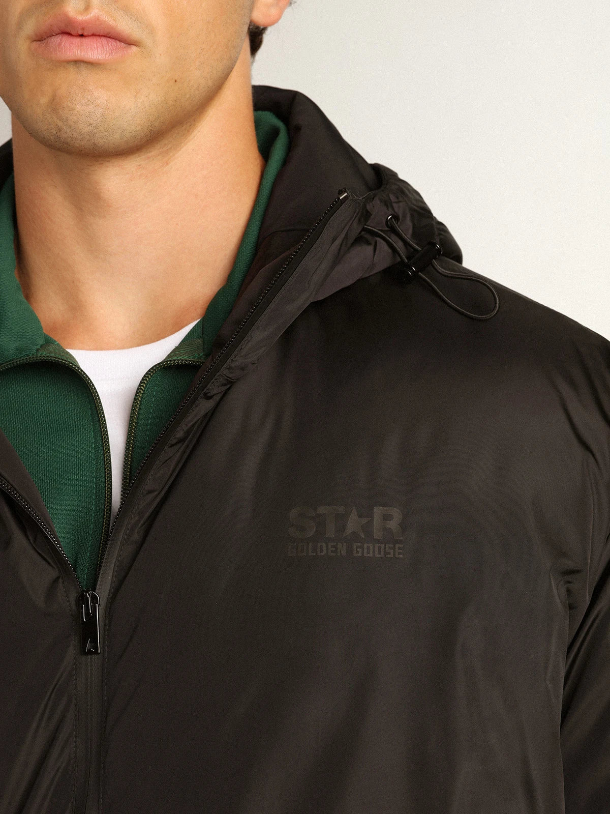 Giacca piumino alla caviglia da uomo Collezione Star di colore nero con cappuccio