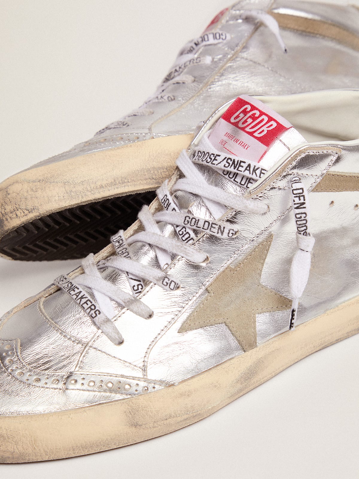 Sneaker Mid Star in pelle laminata color argento con stella e virgola in suede color tortora