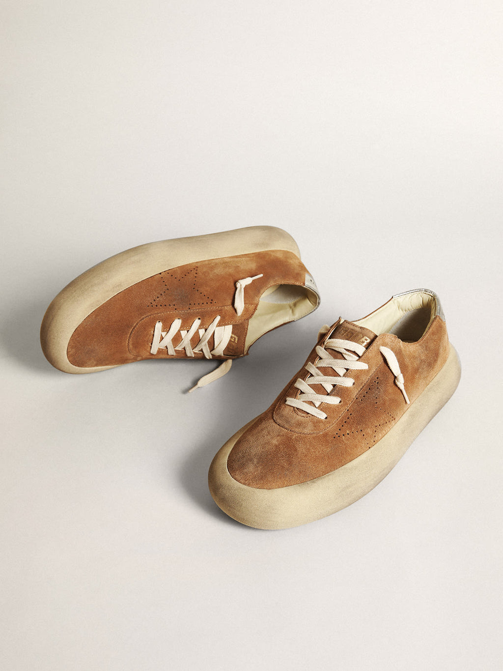 Space-Star Uomo in suede tabacco con stella traforata