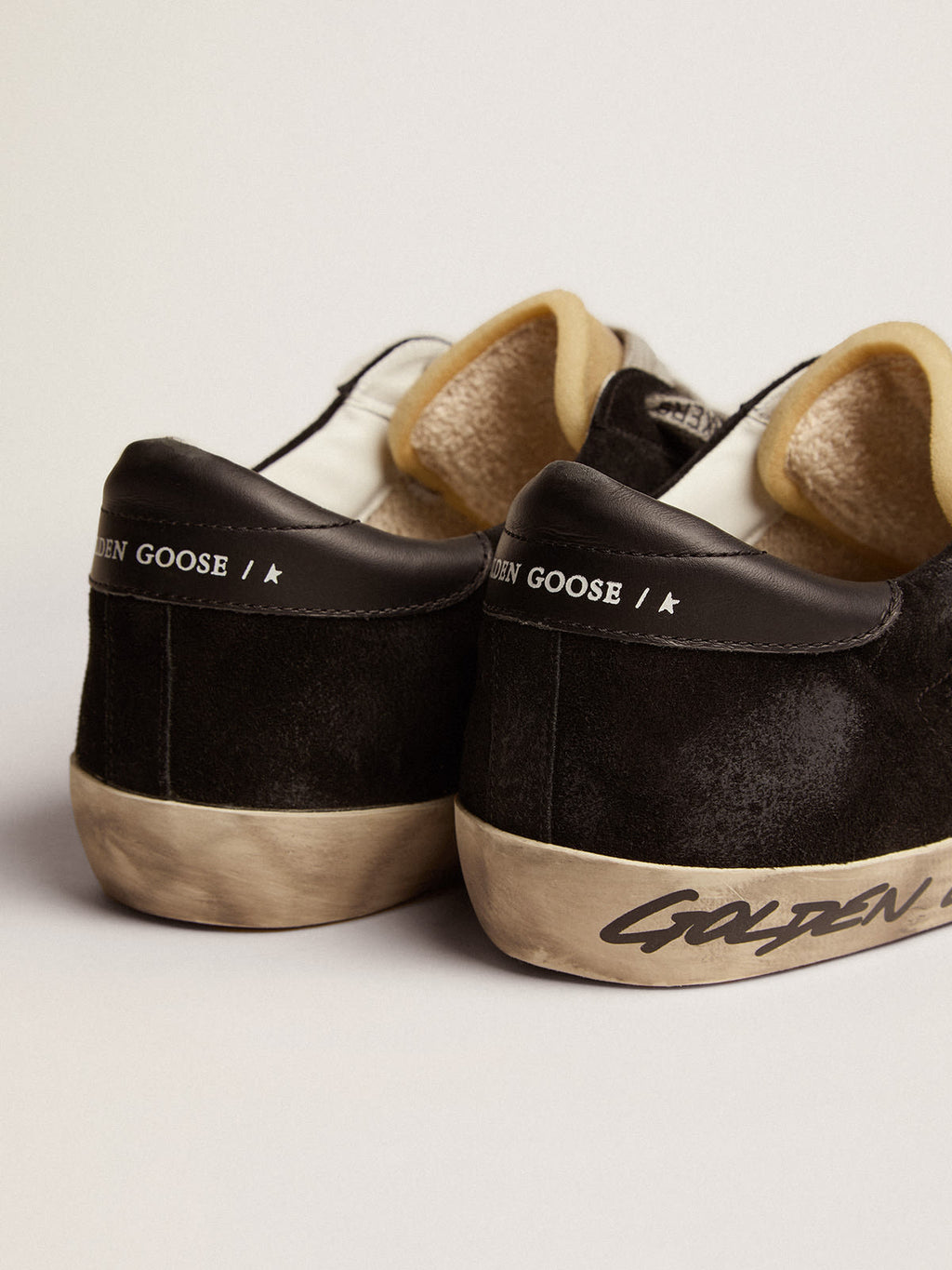 Super-Star in suede nero con stella in pelle laminata argento