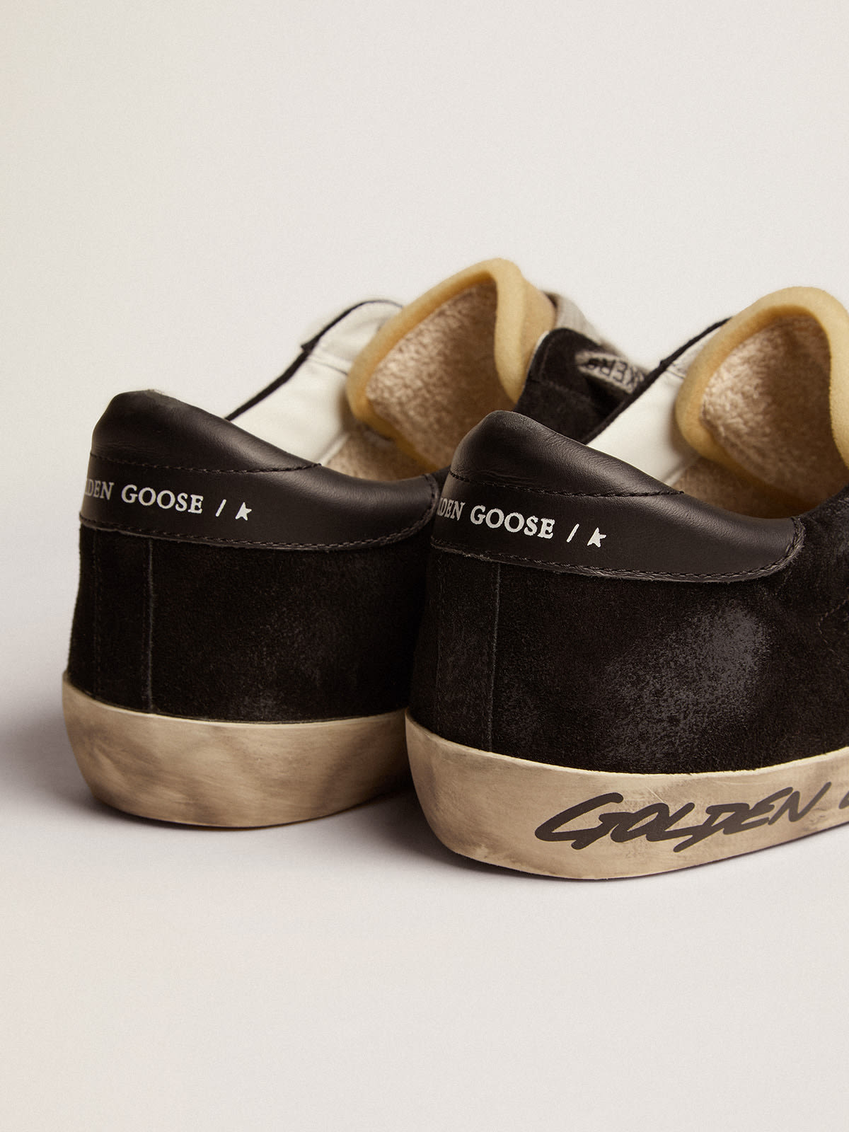 Super-Star in suede nero con stella in pelle laminata argento