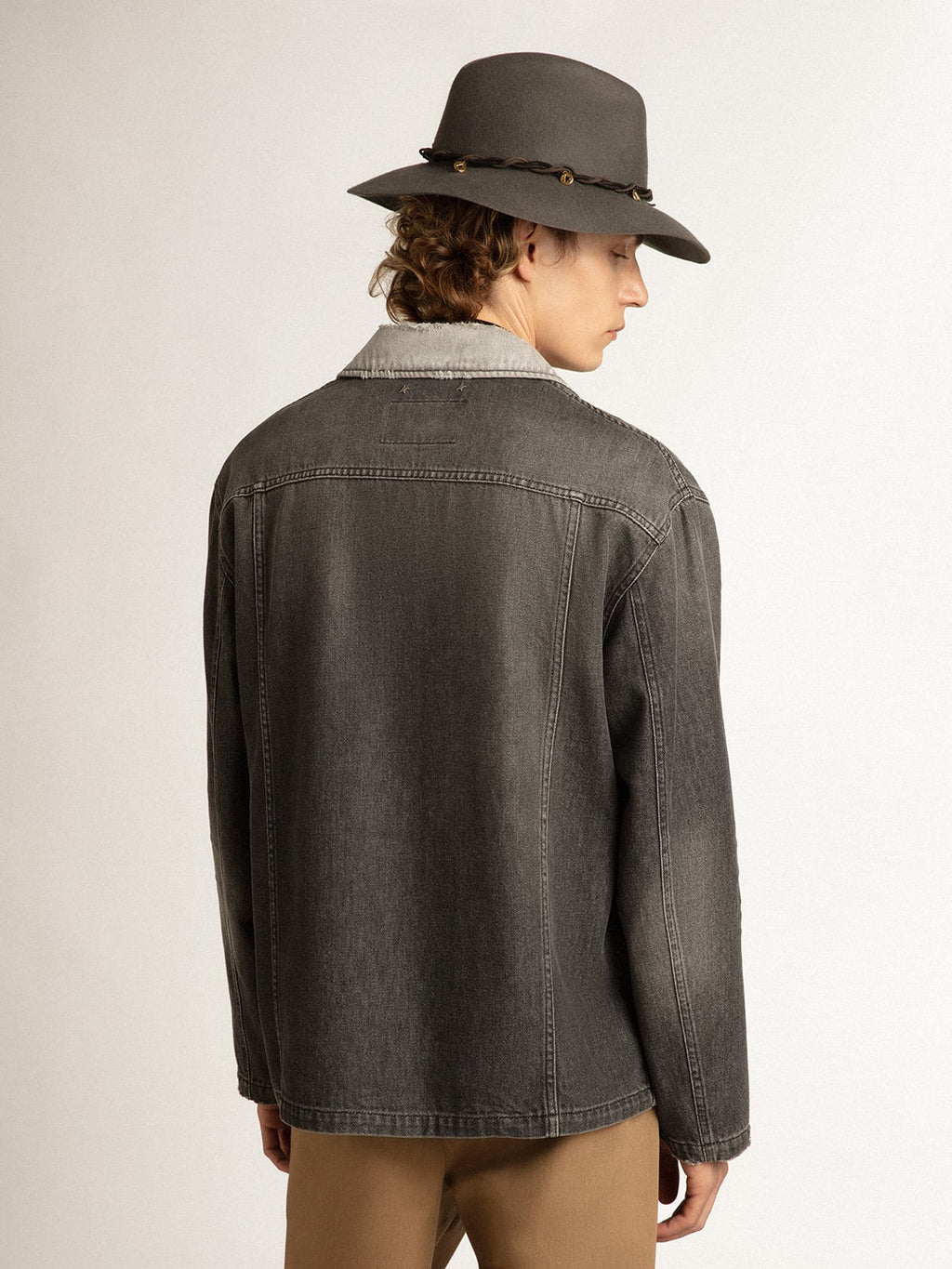 Camicia denim di colore nero con patch