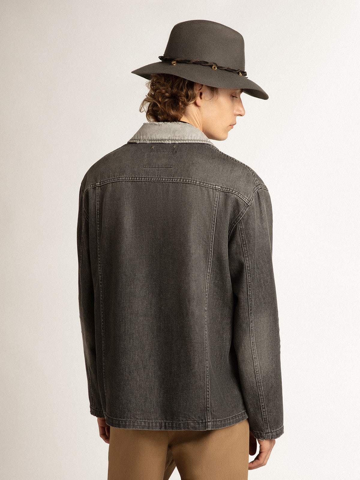 Camicia denim di colore nero con patch