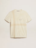 T-shirt in cotone color bianco vissuto con scritta sul taschino