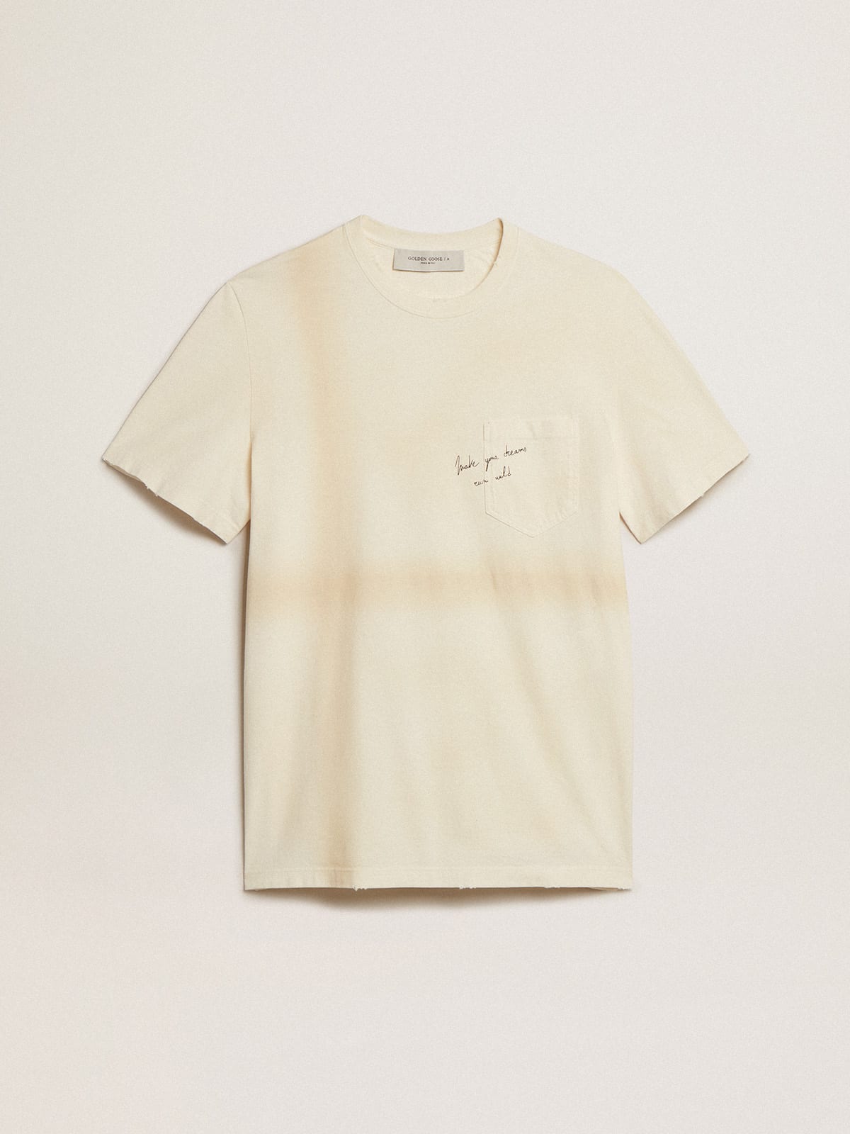 T-shirt in cotone color bianco vissuto con scritta sul taschino