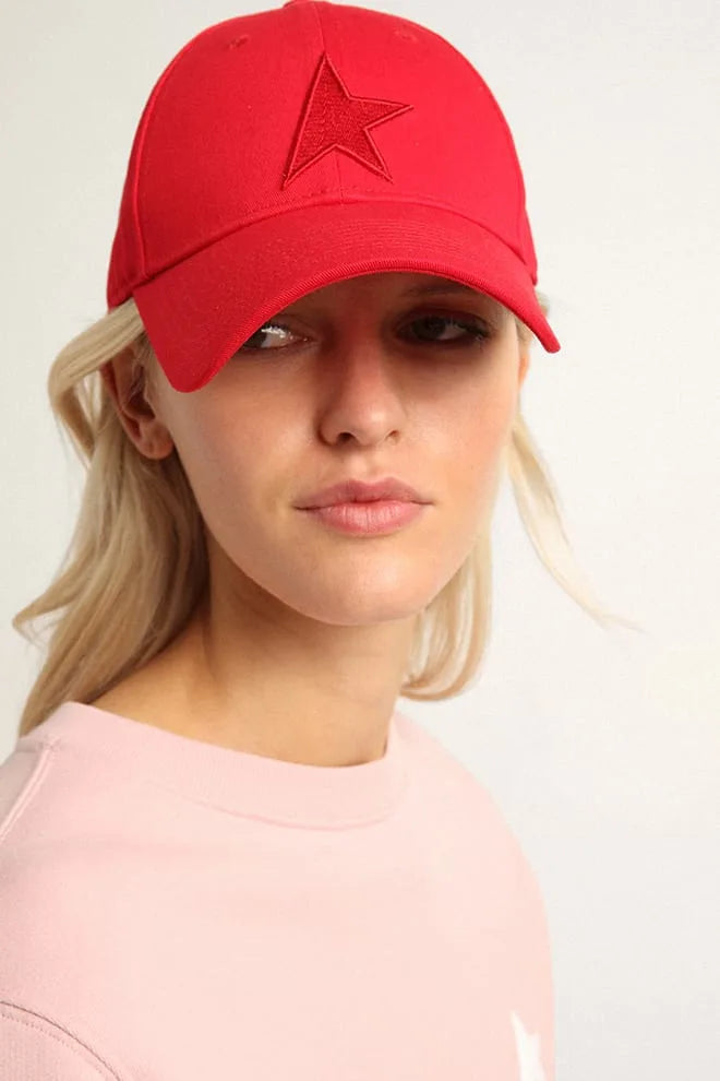 Cappellino in cotone color rosso con toppa a forma di stella ton sur ton sul davanti