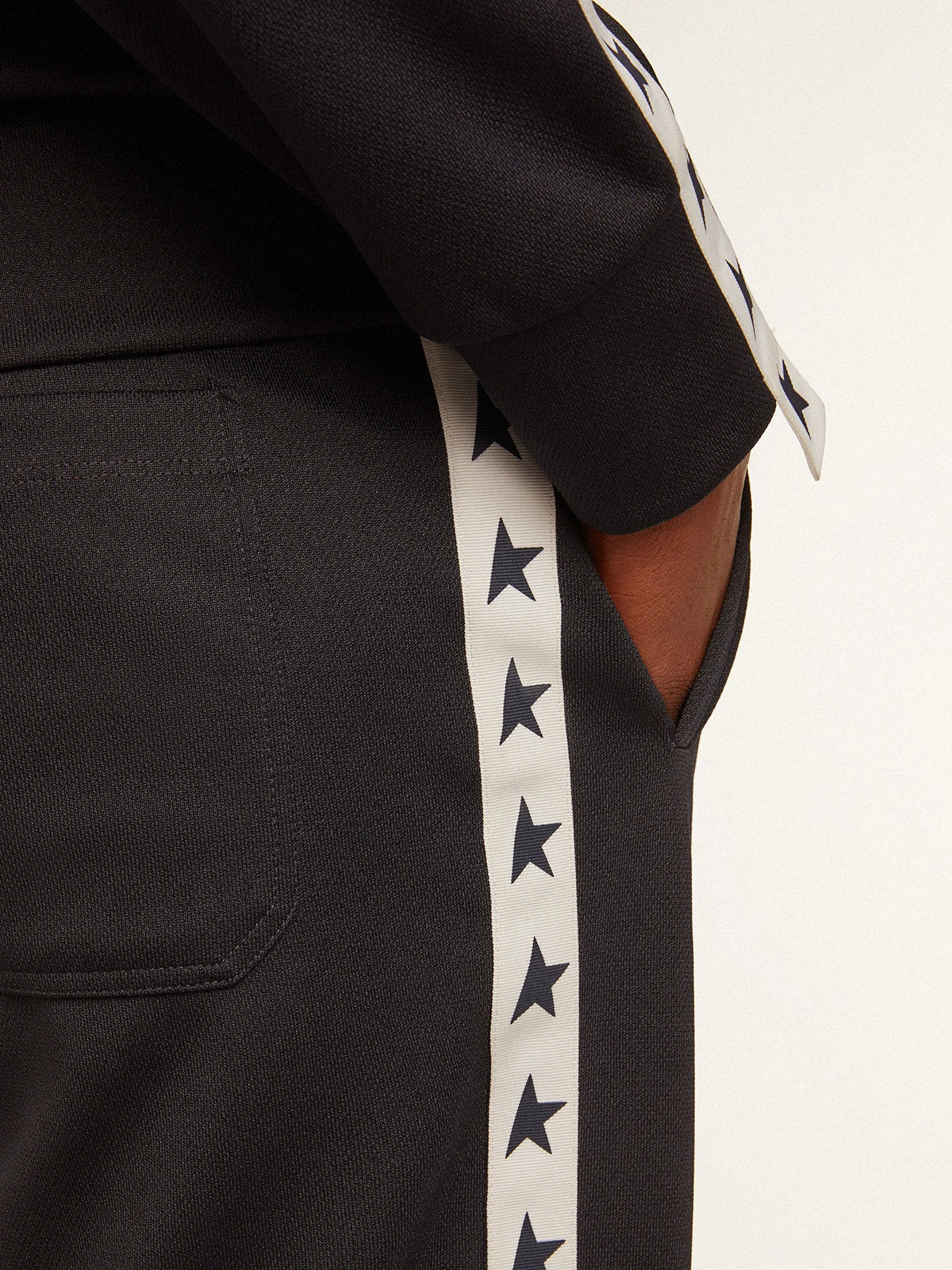Pantalone jogging di colore blu scuro con nastro e stelle a contrasto