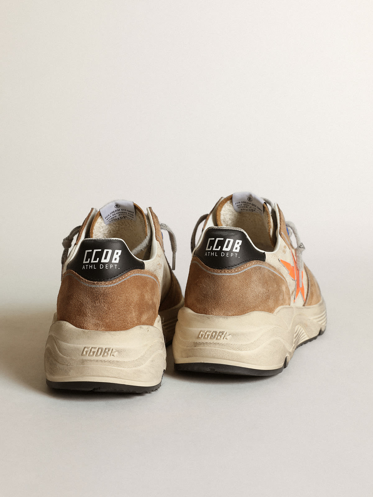 Sneaker Running Sole LTD in pelle lucida bianca e suede tabacco con stella in pelle arancione fluo