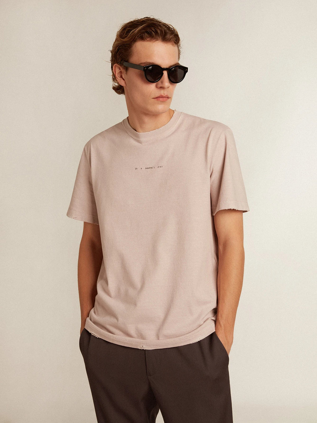 T-shirt uomo rosa pallido con scritta al centro