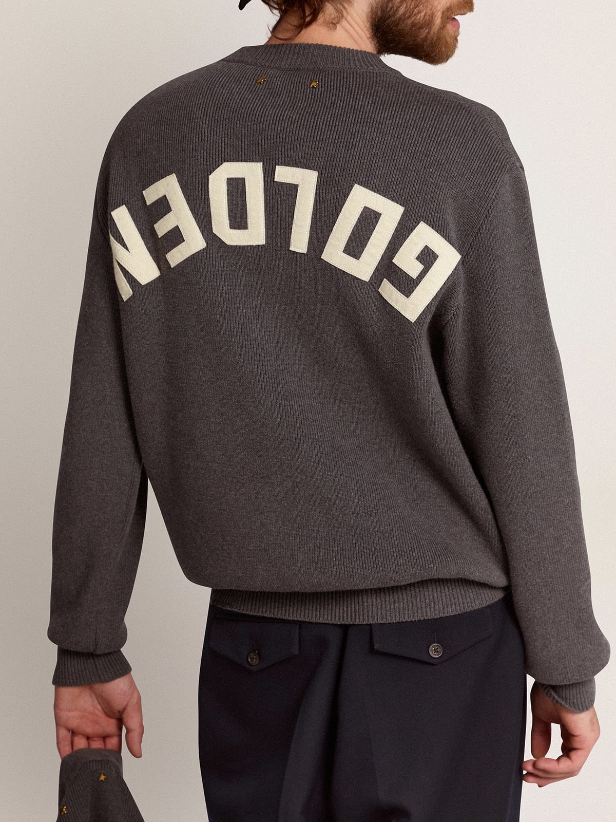 Maglione girocollo in cotone grigio scuro con logo sul retro