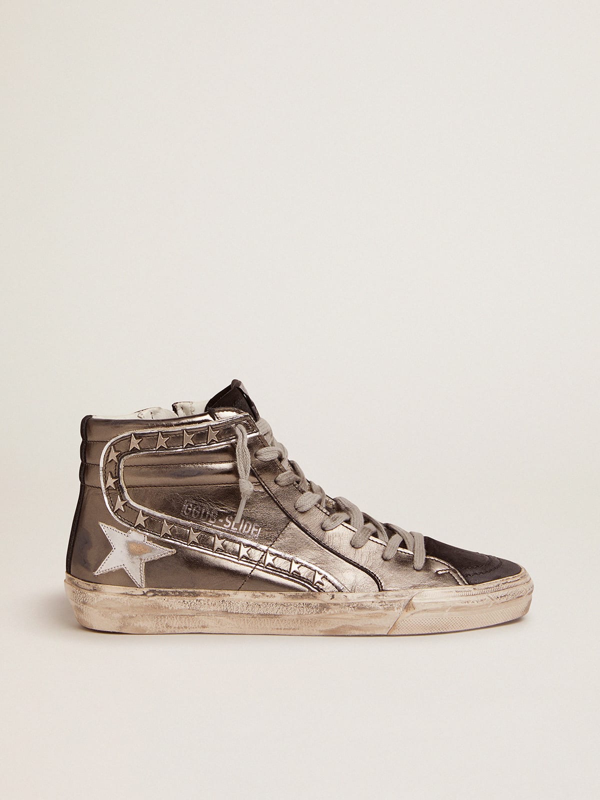 Sneaker Slide con tomaia argento in pelle laminata e borchie a stelle