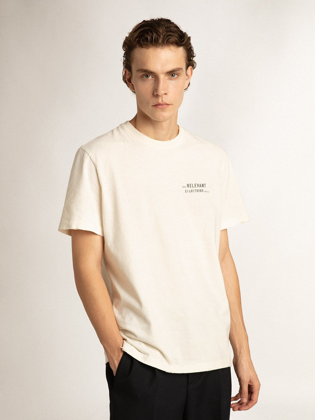 T-shirt di colore bianco dal trattamento distressed con scritta