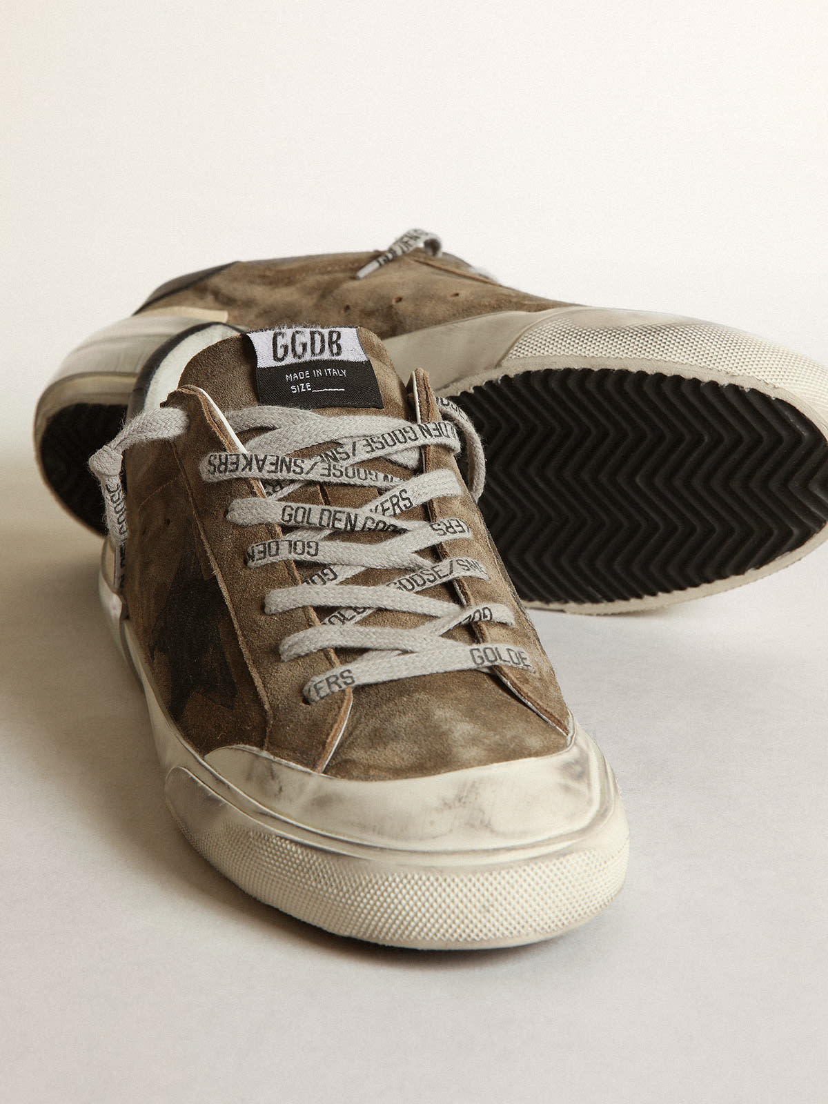 Super-Star in suede verde militare con stella serigrafata