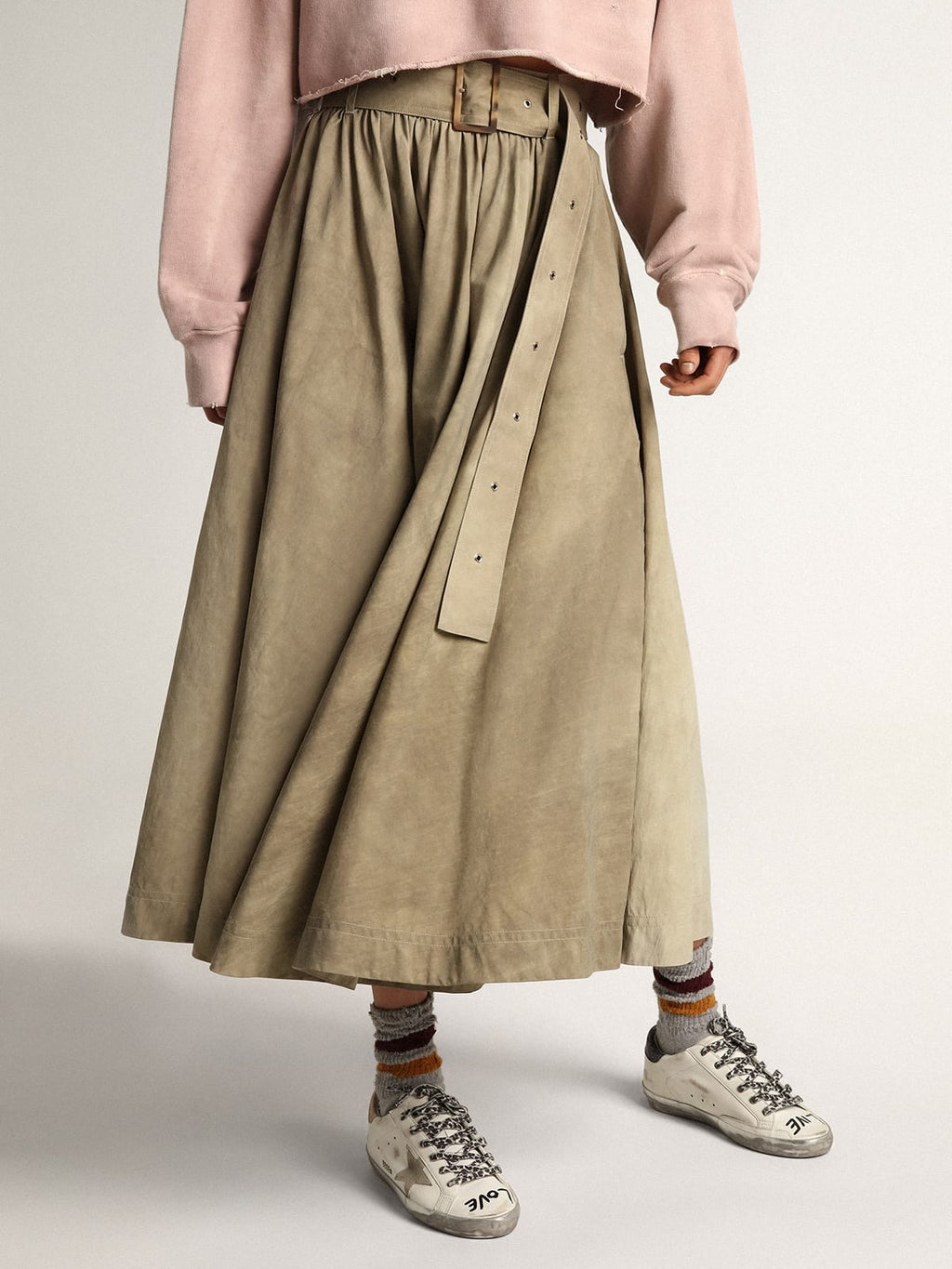 Sneaker Super-Star in pelle bianca con stella in suede color grigio ghiaccio e scritta nera a contrasto