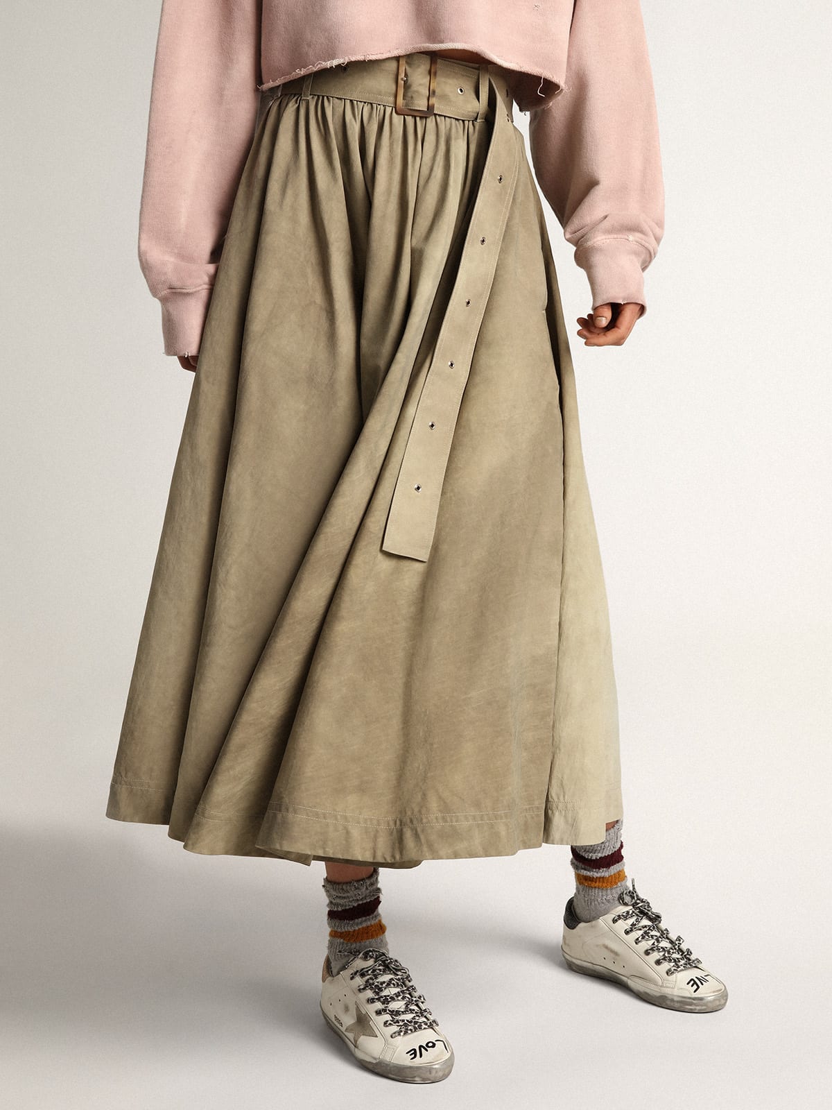 Sneaker Super-Star in pelle bianca con stella in suede color grigio ghiaccio e scritta nera a contrasto