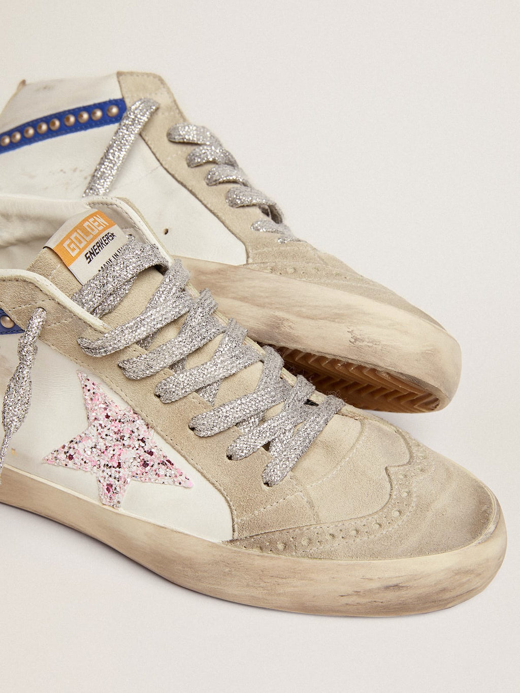 Sneaker Mid Star LTD con stella in glitter bianchi e rosa e virgola in pelle blu con borchie color oro