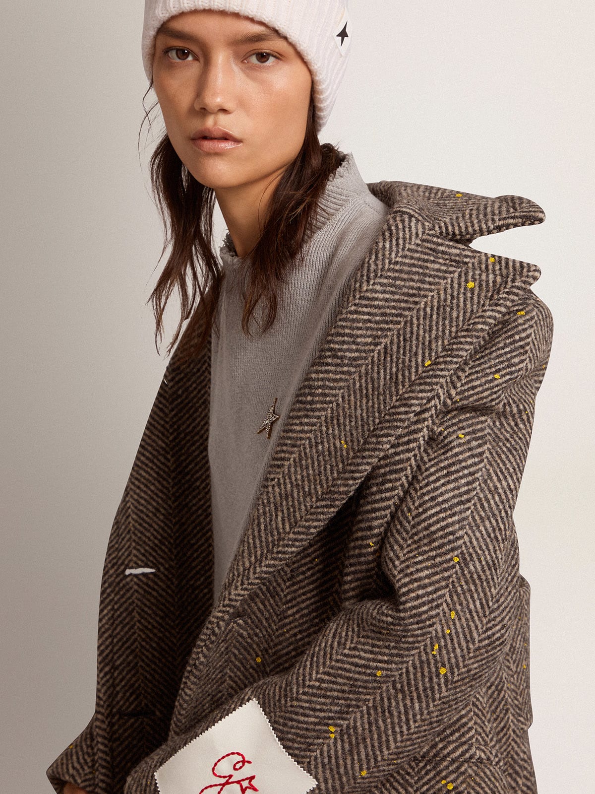 Cappotto lungo da donna herringbone con dettagli gialli