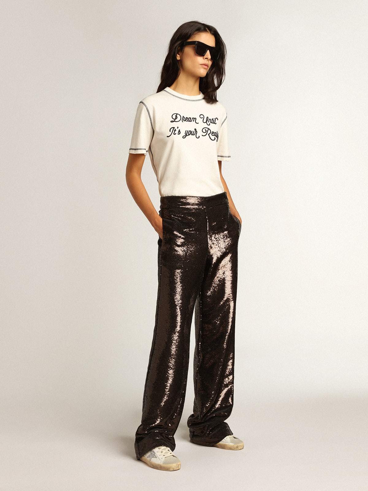 T-shirt color bianco con scritta ricamata blu