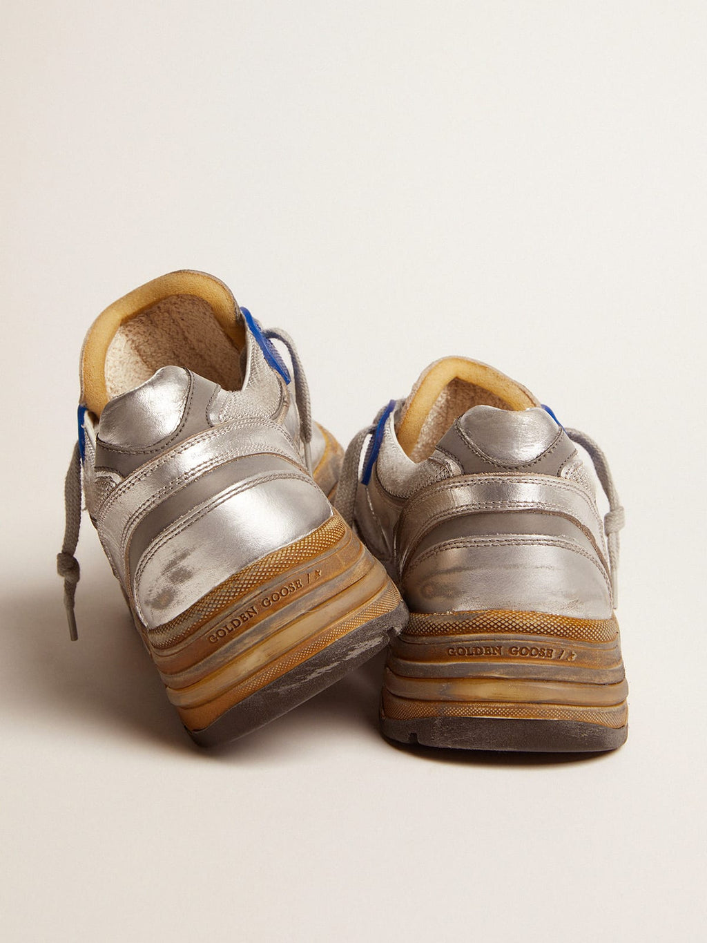 Sneaker Dad-Star color argento e finiture distressed
