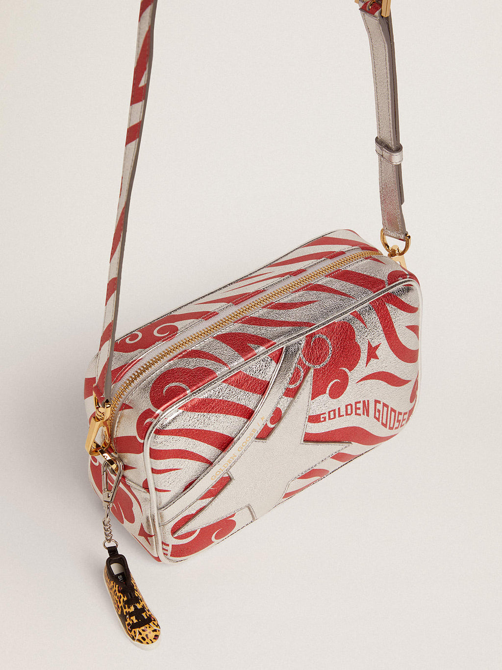 Borsa Star Bag in pelle laminata color argento con stella ton sur ton e stampa tigrata CNY rossa