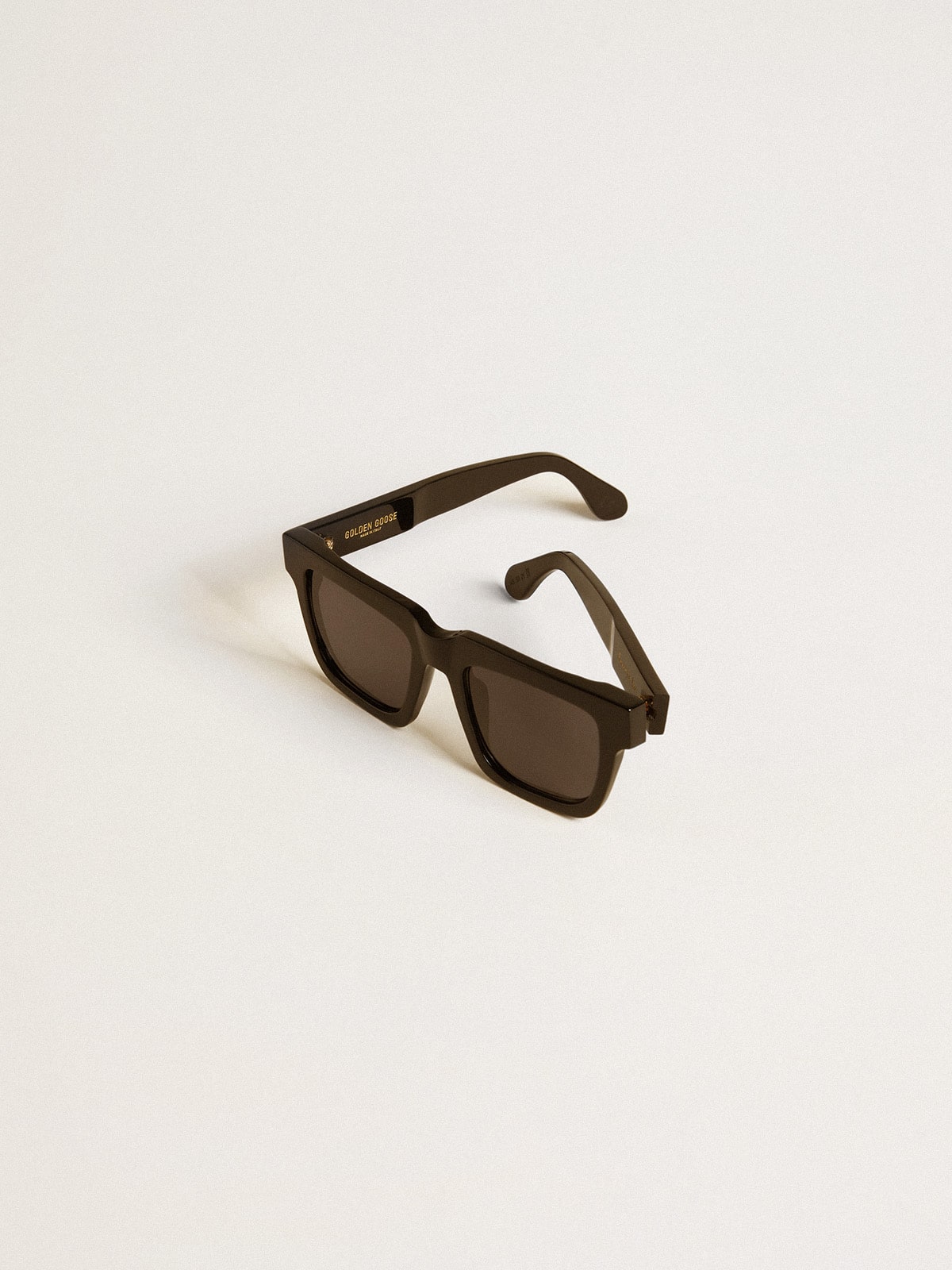 Square-style Jamie sunglasses with black frame and gold logo
